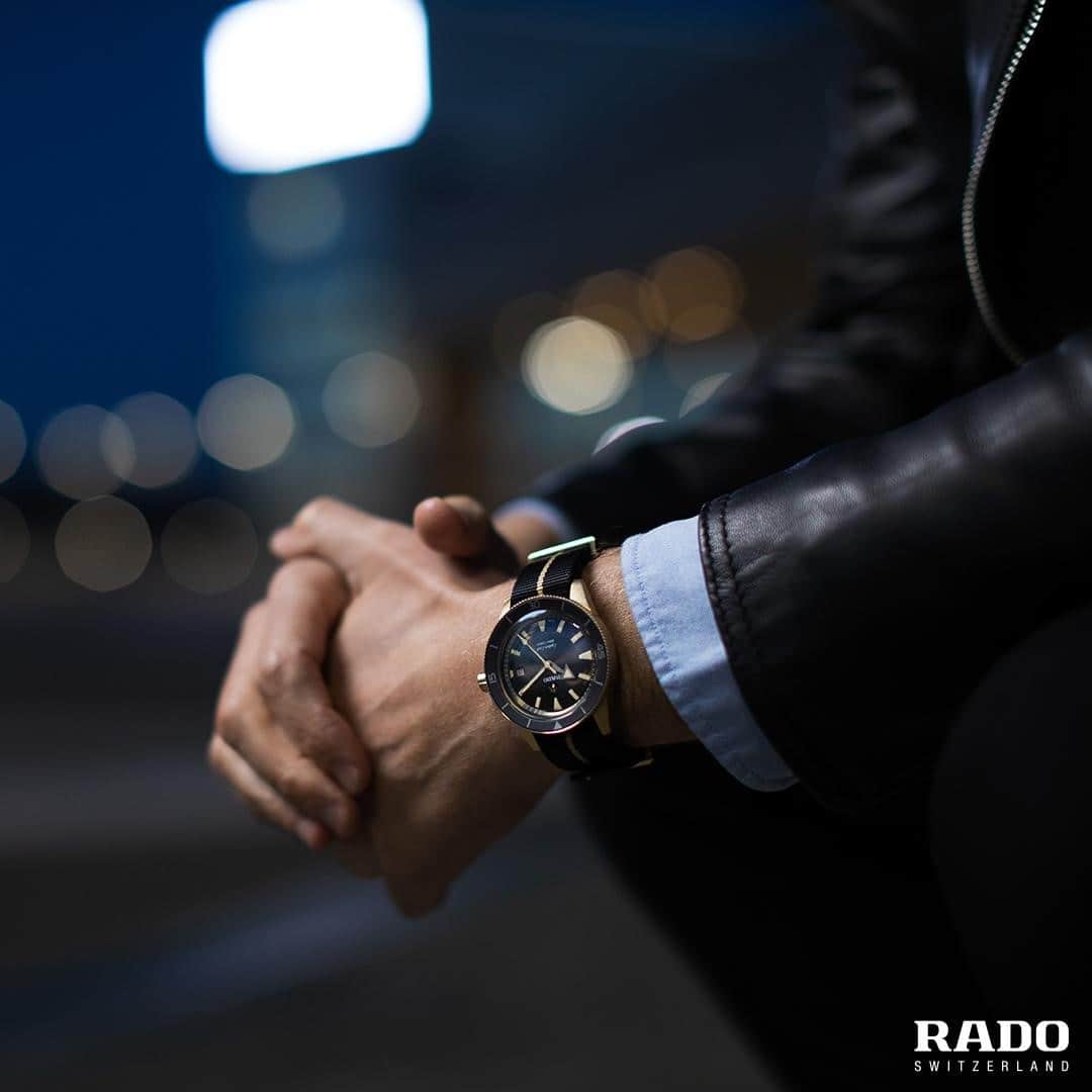 ラドーのインスタグラム：「Our Captain Cook Bronze paired with a NATO strap is the perfect companion for modern wearers. #RadoCaptainCook #Feelit」