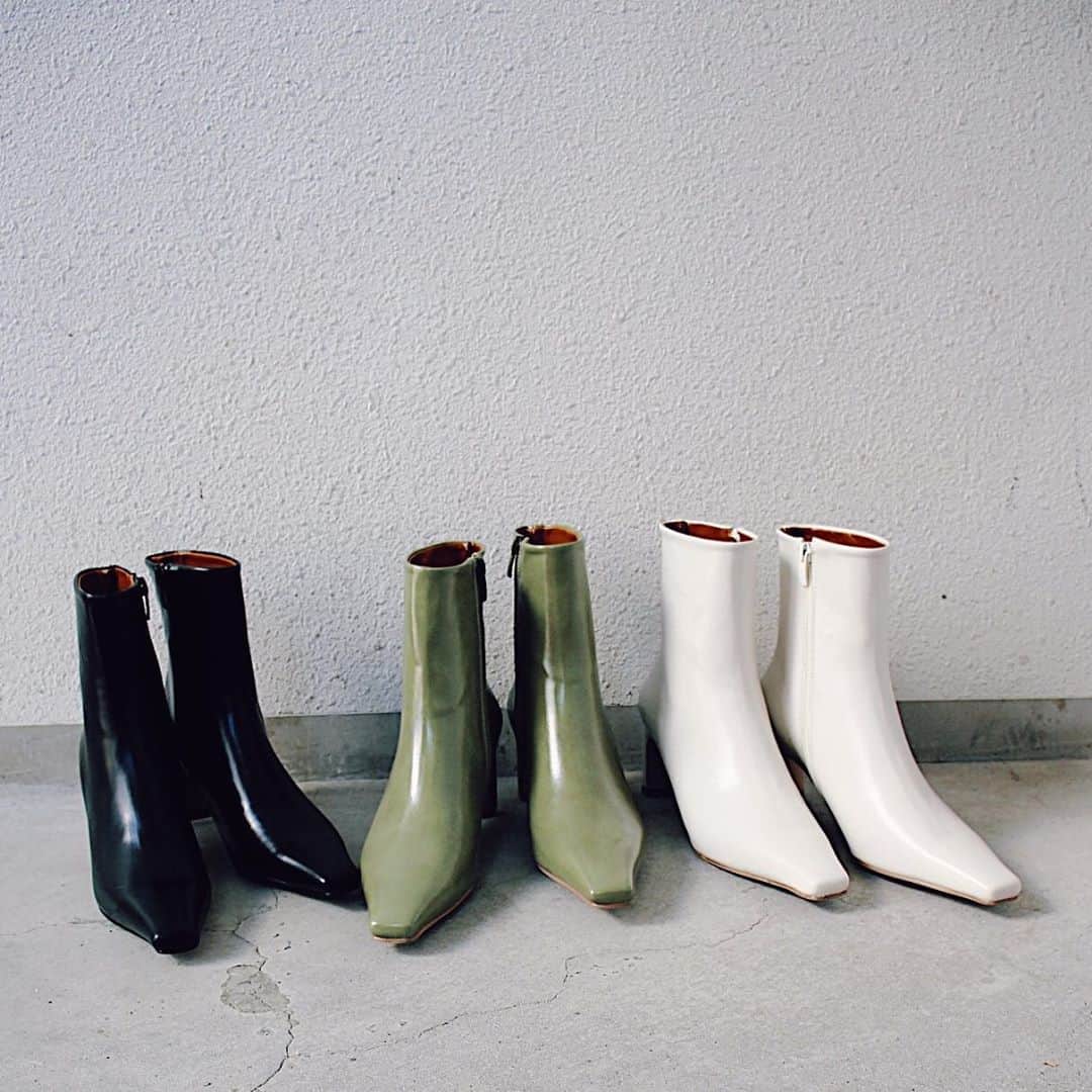 gallerieさんのインスタグラム写真 - (gallerieInstagram)「#comingsoon #shoescollection ————————————﻿  ▶online 11/13(fri) 12:00 release！  1..︎ Jagged Sole Square Rong Boots (¥11,990+tax)﻿ 2.. Chunky Heel Rong Boots﻿ (¥10,990+tax)﻿ 3.. Vivid Pin Heels Short Boots﻿ (¥7,990+tax)﻿ 4.. Bicolor Atsuzoko Rong Boots﻿ (¥10,990+tax)﻿ 5.. Pointed toe Square Short Boots﻿ (¥7,990+tax)﻿  ————————————﻿ #お問い合わせ番号w1833」11月12日 18時56分 - kalekale_official