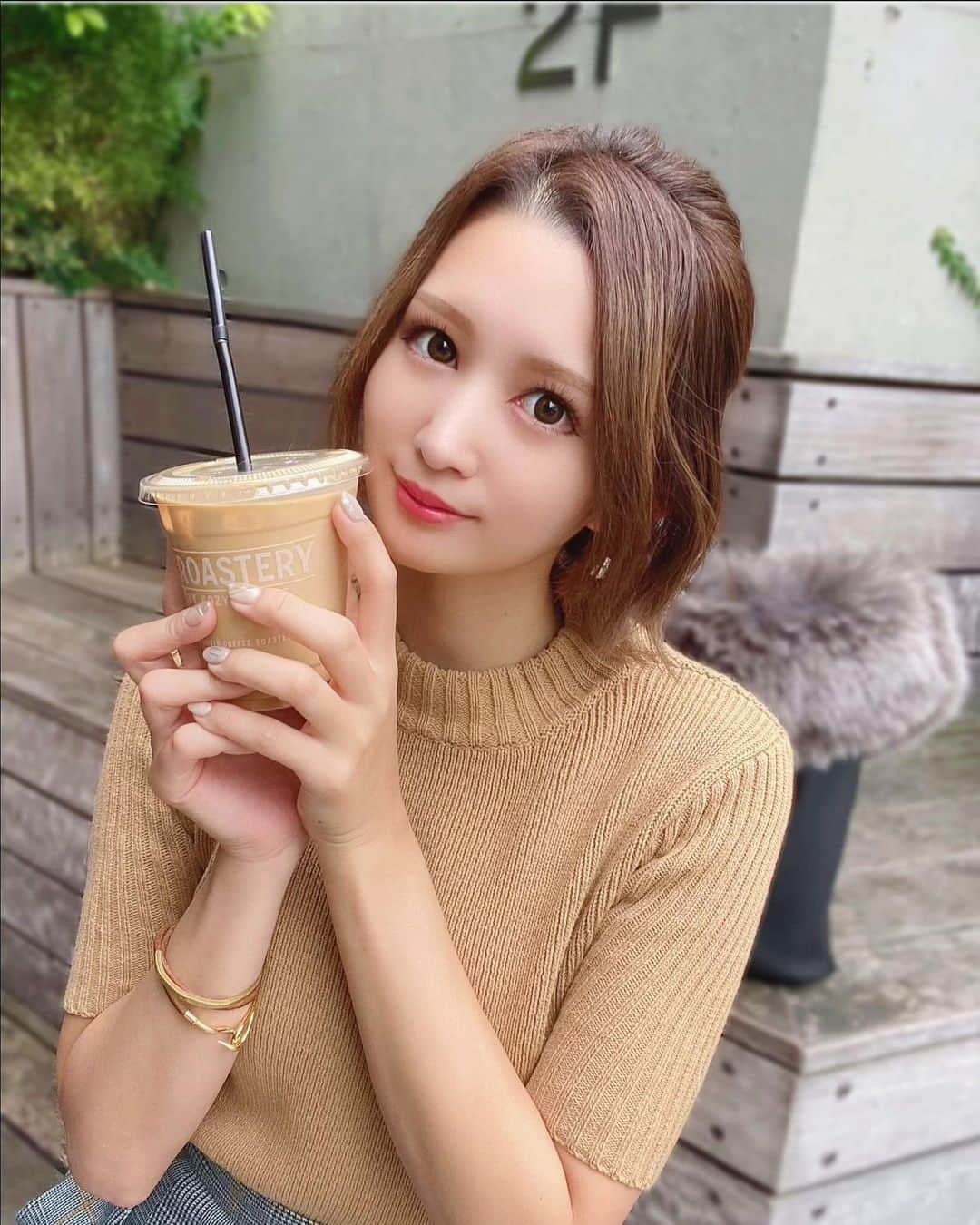 長沼まゆのインスタグラム：「コーヒーはブラック派だけど カフェラテはお砂糖いれるほうがすき‪☺︎‬ 髪短いの飽きてきた…🤔笑 * * #表参道カフェ #裏原 #キャットストリート #ショートカット女子 #エクステつけるか悩んでる」