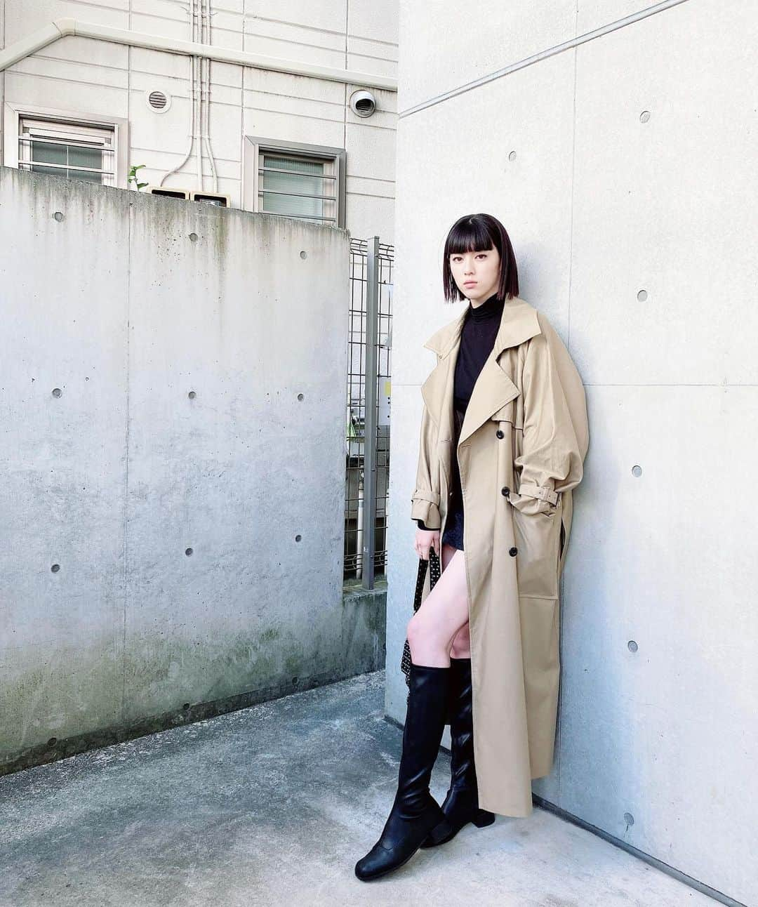 三吉彩花さんのインスタグラム写真 - (三吉彩花Instagram)「coat: @sheer_com   tops: @mango   skirt: @emoda_official   boots: @ohotoro_official   bag: @redvalentino   #ootd #みよしんぷる」11月12日 18時58分 - miyoshi.aa