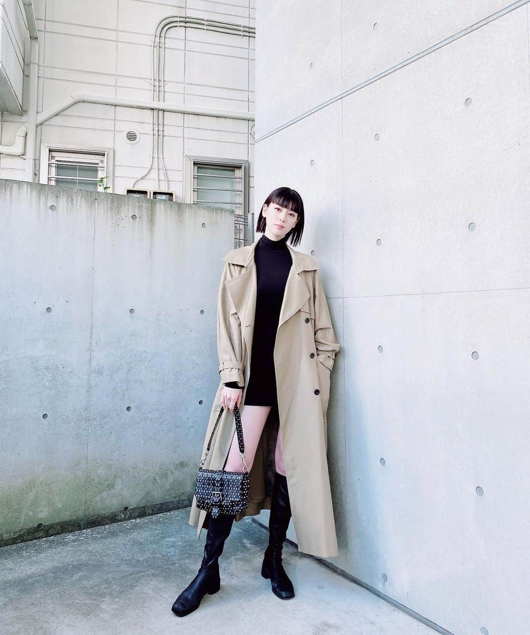 三吉彩花さんのインスタグラム写真 - (三吉彩花Instagram)「coat: @sheer_com   tops: @mango   skirt: @emoda_official   boots: @ohotoro_official   bag: @redvalentino   #ootd #みよしんぷる」11月12日 18時58分 - miyoshi.aa