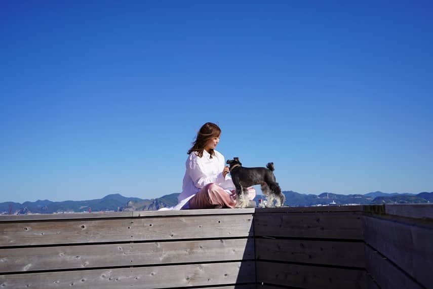 のインスタグラム：「女子旅🥰 men's 3人いるけど👶🏻🐶🐶ぎんぴーも一緒に泊まれて幸せそうだった♡ バルコニーから、そのままドッグランになってるの🐶❤️朝焼けが最高だった🥺🧡いつかそんな家建てたい⤴︎笑 #女子旅 #長崎旅行 #長崎 #ペットと泊まれる宿 #アイランドナガサキ  #ドッグラン #ドッグランのあるホテル」