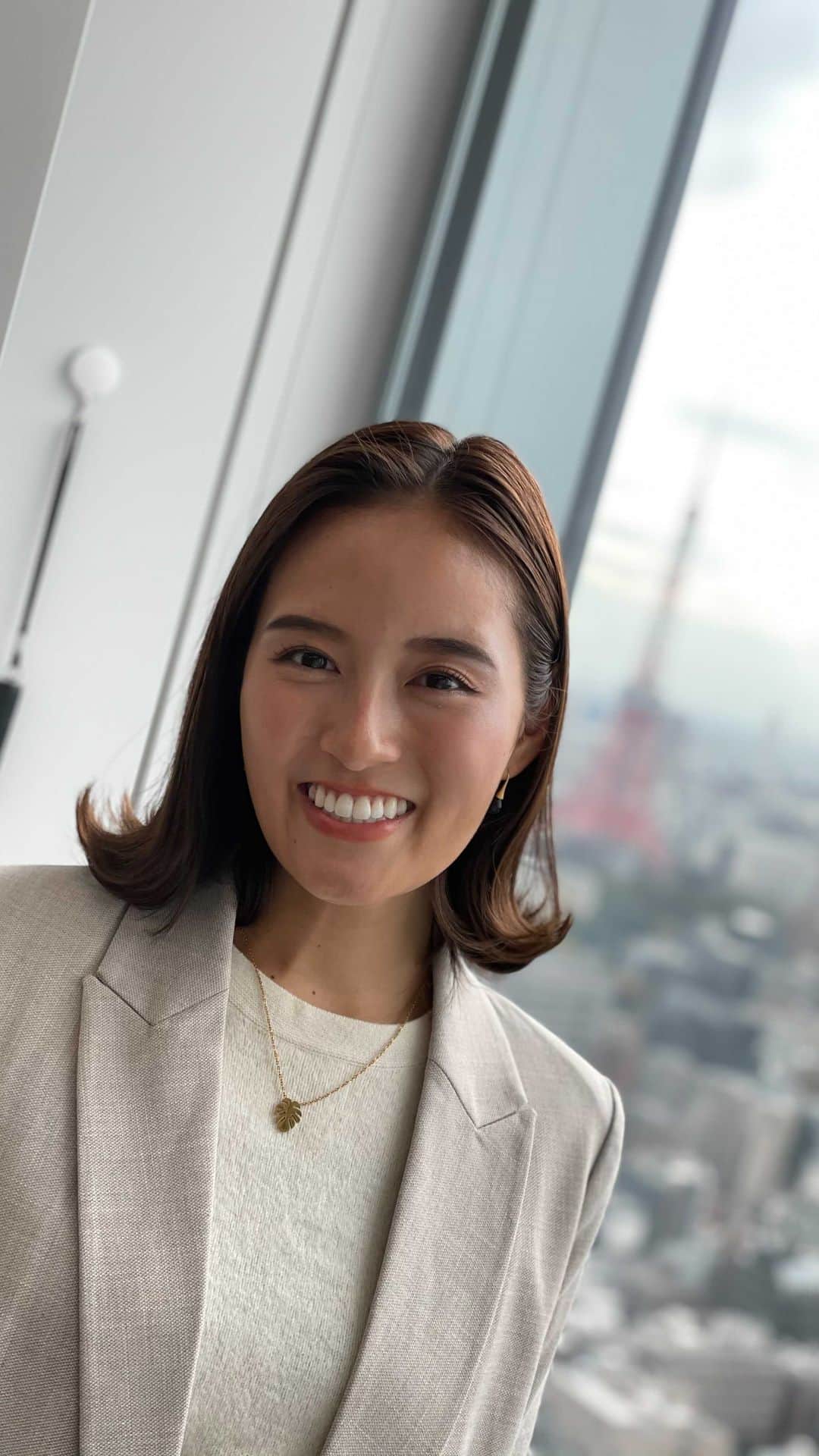 篠原光のインスタグラム：「. ZIP!のショービズ担当ぬかりやさんは、 アメフト番組『NFL倶楽部』も担当しています🏈  #忽滑谷こころ #ぬかりやこころ #日テレ #アナウンサー #nfl #アメフト   #個人的にはラストがお気に入り #知ってるけど出来ないことばっかりだよね #世の中 #知らんけど  #海外みのある私服も推したい #鮮やかな色を上手に着る感じ #海外旅行したくなるコーディネート✈️  #あと髪の分け目も #日によって違います #真ん中の時は柔らかめ #偏るにつれて海外みが増す #海外旅行したくなる分け目✈️  #もちろん #強めにやってと頼みました😂 #すごく気を遣ってくれるので」