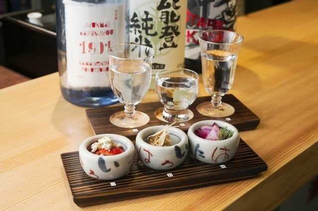 favyのインスタグラム：「【浜松町】『日本酒 室 MURO』は「GoToEatキャンペーン」対象店です。  「GoToEatキャンペーン」では、予約後にお店を利用すると、ランチタイム（開店から15時まで）は500ポイント、ディナータイム（15時から閉店まで）は1,000ポイントが、予約人数分獲得できます。 （1予約当たり最大10名分までポイントが付与されます。） 獲得したポイントは「GoToEatキャンペーン」対象店での飲食料金の支払いに利用できます。  例えば『日本酒 室 MURO』にディナータイムに5人で予約すると、予約した方に5,000ポイントプレゼント！ ご来店前には是非予約してください。  【浜松町でGoToEat】鮮魚とお酒の相乗効果を味わう！日本酒が気軽に楽しめる立ち飲み酒場『室』  今回紹介する『日本酒 室 -MURO-』は、浜松町駅から徒歩2分のところにある立ち飲み酒場。女将さんが直接足を運んだ北陸の酒蔵の日本酒や店長こだわりの能登の漁師さんから直送される新鮮なお魚、日本酒とのマリアージュが楽しめる肴など、日本酒との相乗効果が味わえますよ。浜松町に行かれた際はぜひ立ち寄ってみてくださいね。  ▼詳細はこちら▼ https://www.favy.jp/topics/13136  ■店名 日本酒 室 MURO (にほんしゅ　むろ)  ■お店のジャンル 居酒屋  ■TEL 0364320408  ■住所 東京都港区浜松町2-8-10  ■営業時間 火・水・木 12:00〜23:00 食事L.O.22:00 ドリンクL.O.22:30  月・金 15:00〜23:00 フード22:00ラストオーダー ドリンク22:30ラストオーダー  ■予算 ランチ： 1,000円〜2,000円 ディナー： 3,000円〜4,000円  ■喫煙 禁煙  ■座席数 12  ■特徴 飲み放題プランあり  ■店舗URL http://muro.favy.jp  ■Web予約	 可  #gotoキャンペーン #gotoeat #gotoeat対象店 #gotoeatキャンペーン対象店 #gotoeatキャンペーン実施中 #gotoeat参加店 #gotoeat加盟店 #gotoeat東京 #gotoeatポイント #gotoイート #gotoイートキャンペーン #gotoイートキャンペーン加盟店 #gotoイート加盟店 #gotoイート参加店 #gotoイート対象店 #favy #ゴートゥーイートキャンペーン #ゴートゥーイート #ゴートゥーキャンペーン #浜松町 #浜松町グルメ #日本酒室 #日本酒 #日本酒好きな人と繋がりたい #日本酒好き #日本酒大好き #日本酒バー #日本酒居酒屋 #日本酒が好きな人と繋がりたい #日本酒酒場」