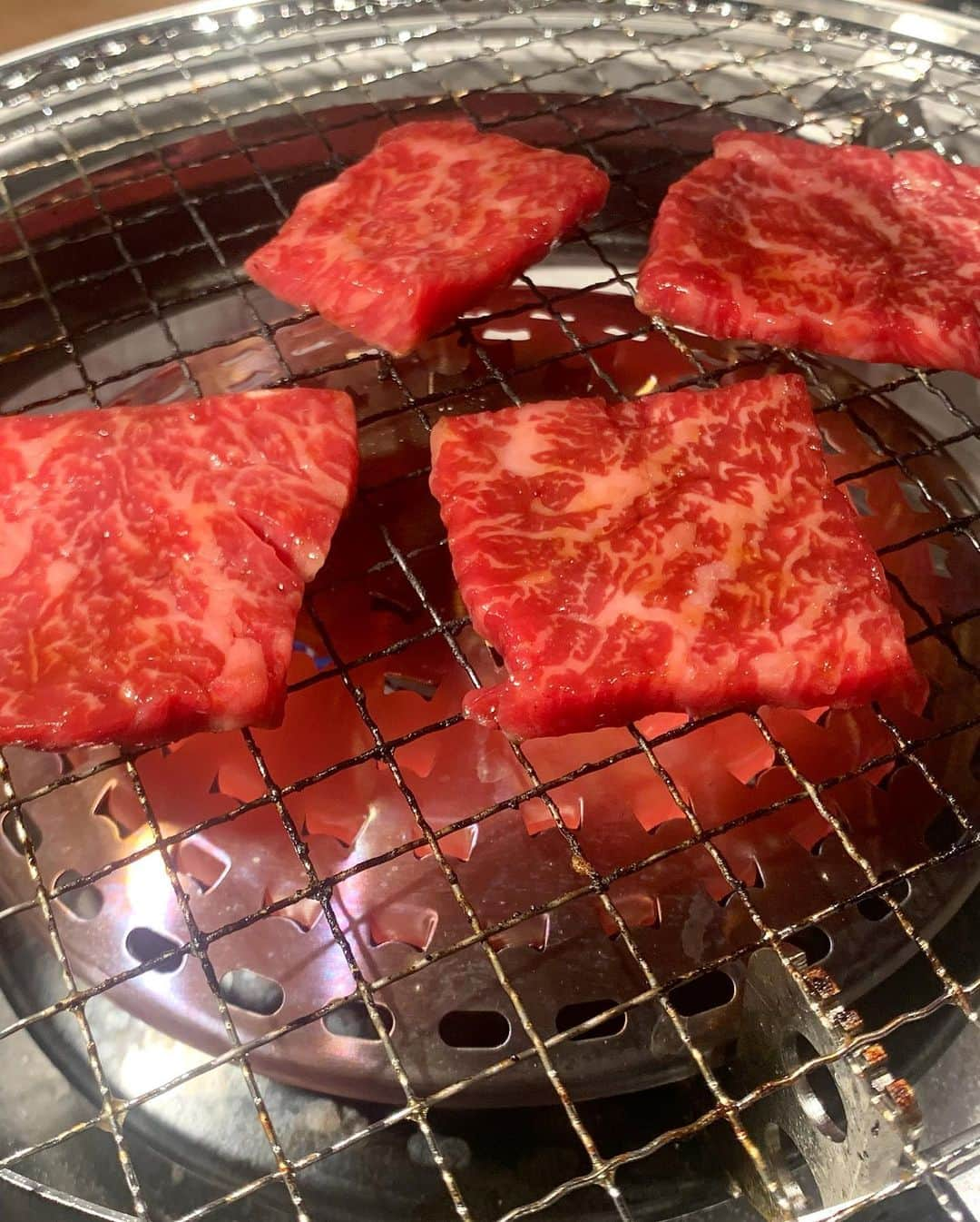 小笠原エリイさんのインスタグラム写真 - (小笠原エリイInstagram)「@yakiniku_hmm1129 お肉屋さんプロデュース店 焼肉ホルモンマーク松岡🐮❤️✨プレオープンパーティーにおじゃましてきました‼️ここのお店は、兵庫県の[志方牛]が食べれるお店です🤤💖しっかりしたジューシーなタン、お箸で取れないくらい柔らかいふわふわのカイノミ、大好きなミノも新鮮なレバー、とても美味しかったです‼️😆そして、11月11日で27歳になりました🎂💕💐誕生日当日に沢山の素敵な方達と一緒に時間を過ごせてとても幸せです‼️☺️フルーツたっぷりのケーキまでありがとうございました😍😘もうすぐオープンなのでみんな是非食べに行ってみてね💖🥢 ・ ・ #eatdrinkkandbmerry #nakameguro #horumon  #中目黒 #ナカメホルモン #ナカメタン #もうすぐオープン #焼肉 #ホルモン #最高の誕生日 #ありがとうございました #焼肉バースデー #焼肉マーク松岡 #小笠原エリイ #hkmodel #tokyofood  #hongkongmodel #japanesemodel #modellife #bdparty #happybirthday #tasty #yummy #yakiniku #tokyorestaurant #happy #nakameguro #japanesefood #japanrestaurant #happytime」11月12日 19時00分 - ogasawaraerii__