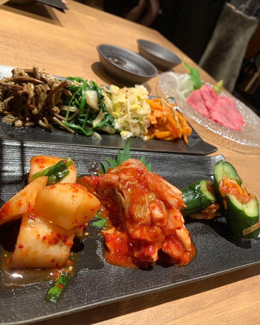 小笠原エリイさんのインスタグラム写真 - (小笠原エリイInstagram)「@yakiniku_hmm1129 お肉屋さんプロデュース店 焼肉ホルモンマーク松岡🐮❤️✨プレオープンパーティーにおじゃましてきました‼️ここのお店は、兵庫県の[志方牛]が食べれるお店です🤤💖しっかりしたジューシーなタン、お箸で取れないくらい柔らかいふわふわのカイノミ、大好きなミノも新鮮なレバー、とても美味しかったです‼️😆そして、11月11日で27歳になりました🎂💕💐誕生日当日に沢山の素敵な方達と一緒に時間を過ごせてとても幸せです‼️☺️フルーツたっぷりのケーキまでありがとうございました😍😘もうすぐオープンなのでみんな是非食べに行ってみてね💖🥢 ・ ・ #eatdrinkkandbmerry #nakameguro #horumon  #中目黒 #ナカメホルモン #ナカメタン #もうすぐオープン #焼肉 #ホルモン #最高の誕生日 #ありがとうございました #焼肉バースデー #焼肉マーク松岡 #小笠原エリイ #hkmodel #tokyofood  #hongkongmodel #japanesemodel #modellife #bdparty #happybirthday #tasty #yummy #yakiniku #tokyorestaurant #happy #nakameguro #japanesefood #japanrestaurant #happytime」11月12日 19時00分 - ogasawaraerii__