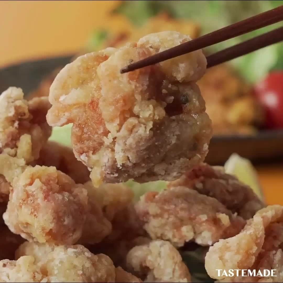 のインスタグラム：「【作り置き】鶏肉冷凍おかず2種【唐揚げ】【タンドリーチキン】⁠ ⁠ 🌱毎週木曜日は【#裏技テイストメイド】🌱 ﻿⁠ ﻿⁠﻿テイストメイドから時短、工夫、生活の知恵を紹介します🍳⁠ ⁠ ⁠ 今回ご紹介するのは、鶏肉のおかずを時短で2種類作る方法🍝✨⁠ ⁠﻿⁠ みんなもぜひ試してみてね😋⁠ ⁠ ⁠ ■材料⁠ 《唐揚げ》⁠ 【A】⁠ 鶏もも肉 300g⁠ 卵 1個⁠ ごま油 大さじ1⁠ にんにく 少々⁠ しょうが 少々⁠ 塩 少々⁠ こしょう 少々⁠ 片栗粉 適量⁠ サラダ油 適量⁠ 《タンドリーチキン》⁠ 【A】⁠ 鶏もも肉 300g⁠ プレーンヨーグルト 100g⁠ トマトケチャップ 大さじ2⁠ しょうが 少々⁠ にんにく少々⁠ カレー粉 大さじ1⁠ 塩 少々⁠ 醤油 小さじ1⁠ オリーブオイル 大さじ1⁠ ⁠ ■手順⁠ 《唐揚げ》⁠ 1. 解凍した鶏肉に片栗粉をまぶす。⁠ 2. 熱したサラダ油に入れて160度で5分、200度で1分ほど揚げる。⁠ 3. 余分な油をきる。⁠  《タンドリーチキン》⁠ 1. フライパンにオリーブオイル、解凍した鶏肉をのせる。⁠ 2. 中火で全面が焼けるまで加熱する。⁠ 3. 蓋をして弱火で5分ほど蒸し焼きする。⁠ 4. 蓋を取り、余分な水分が蒸発するまで加熱する。⁠  【作り置きポイント】 ・保存する際は、袋を平らにならして空気を抜いて閉じ、冷凍する。⁠ ・冷凍したものを使用する際は、流水につける、もしくは半日~1日ほど冷蔵庫で置いて解凍する。  【保存期間】⁠ 冷凍保存で3-4週間を目安に、早めにお召し上がりください。 ⁠ #裏技 #ハック #キッチン裏技 #テイストメイド #料理 #クッキング #料理動画 #グルメ動画 #レシピ #美味しい #手料理 #簡単レシピ #おうちご飯 #おうちごはん #おうちご飯 #おうちごはん #おうちごはん部 #食を楽しむ #暮らし #唐揚げ #時短 #タンドリーチキン⁠」
