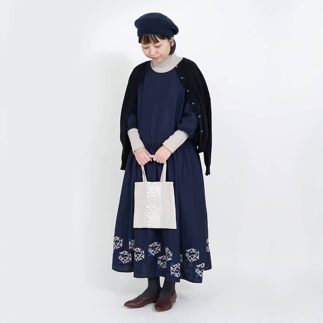 marbleSUD(マーブルシュッド) のインスタグラム：「online shopにて「サンカクflowerワンピースのシーン別コーデ」を紹介しております。デイリーからちょっとおめかしまで、恵比寿本店スタッフ“スズケさん”の着こなし術に注目！」