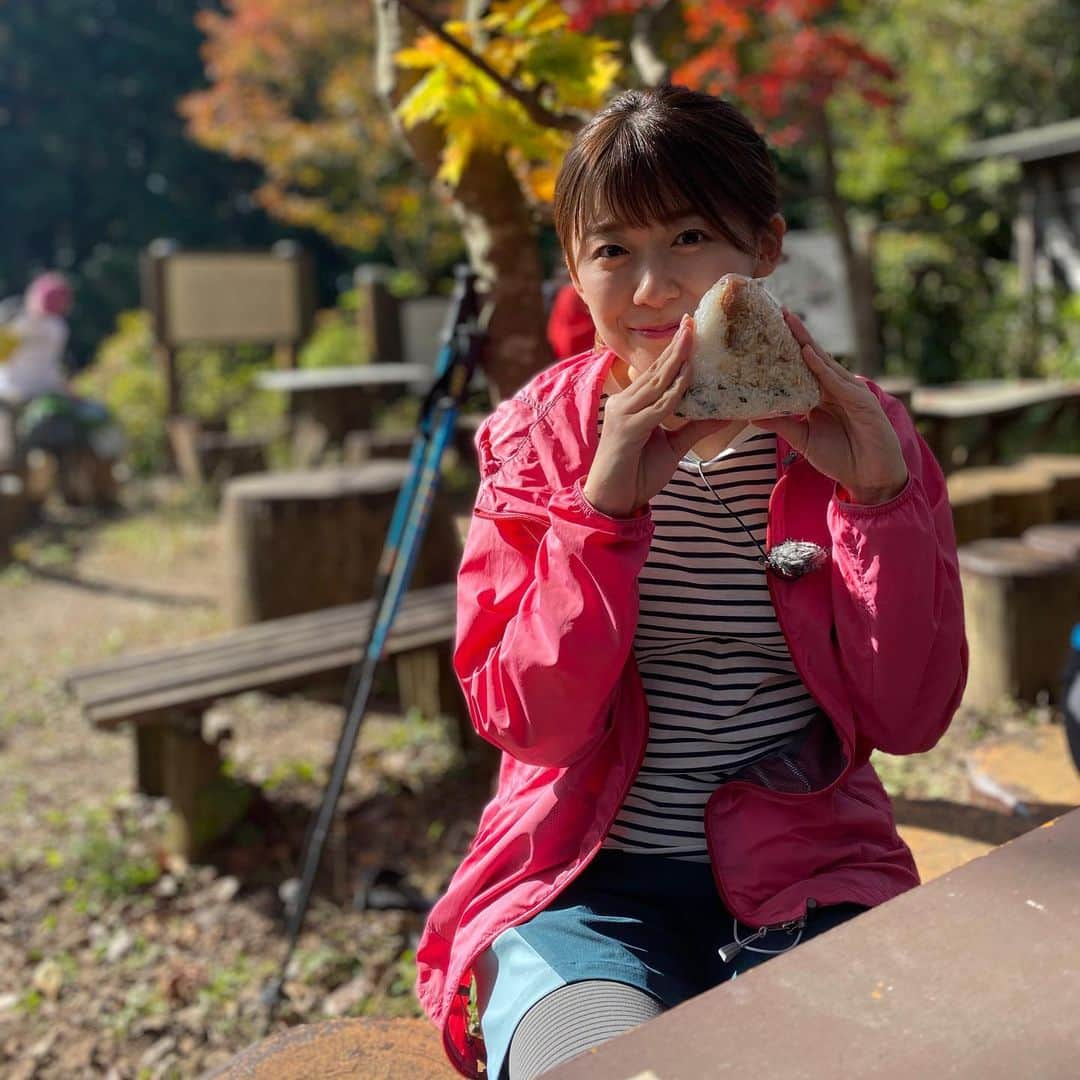 尾崎里紗さんのインスタグラム写真 - (尾崎里紗Instagram)「高尾山登山、 奥高尾編放送されました🍁  登山中に食べた天狗焼もお団子もすごくすごく美味しかったんですが、奥高尾の絶景をみながら食べたお手製おにぎりはまた特別🍙✨  リュックに忍ばせておいたチーズかまぼこも活躍してよかったよかった🥺笑 . #バゲット　#高尾山　#奥高尾 #エネルギー切れを恐れてあらゆるお菓子を準備していたけど　#1番助けてくれたちーかま　#ありがとう🙏 #張り切りすぎておにぎりが大きくなった　#山あるある（のはず😂）」11月12日 19時02分 - ozaki.risa