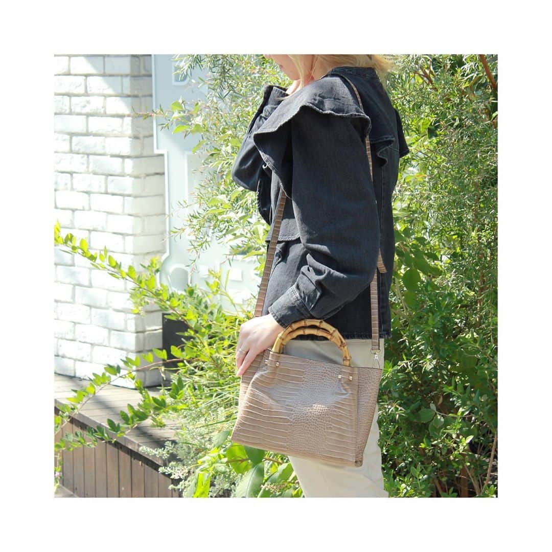 コレカウのインスタグラム：「ㅤㅤㅤㅤㅤㅤㅤㅤㅤㅤㅤㅤㅤ Recommend 🍂 バンブーハンドルがポイント✨  ㅤㅤㅤㅤㅤㅤㅤㅤㅤㅤㅤㅤㅤ Nomber23 バンブーハンドルミニショルダー ¥6,050(in tax) ㅤㅤㅤㅤㅤㅤㅤㅤㅤㅤㅤㅤㅤ ㅤㅤㅤㅤㅤㅤㅤㅤㅤㅤㅤㅤㅤ ㅤㅤㅤㅤㅤㅤㅤㅤㅤㅤㅤㅤㅤ ㅤㅤㅤㅤㅤㅤㅤㅤㅤㅤㅤㅤㅤ ㅤㅤㅤㅤㅤㅤㅤㅤㅤㅤㅤㅤㅤ ㅤㅤㅤㅤㅤㅤㅤㅤㅤㅤㅤㅤㅤ #ミニショルダーバッグ #バンブーバック #パイソン柄バッグ  #ニュアンスカラー #くすみカラーコーデ #プチプラバッグ #プチプラ大人女子コーデ #Nombre23 #お出かけスタイル #カジュアルファッション #instafashion #summerfashion #ladysfashion #韓国ファッション #秋コーデ #秋服 #シンプルコーデ #大人カジュアル #大人女子 #カジュアルコーデ #サマーコーデ #fashion #chao_app #zozotown #perky_room」