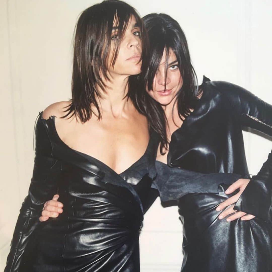 カリーヌ・ロワトフェルドのインスタグラム：「Like mother, like daughter. Twins since day one 🖤 Happy birthday my @juliarestoinroitfeld ✨ Miss you already」