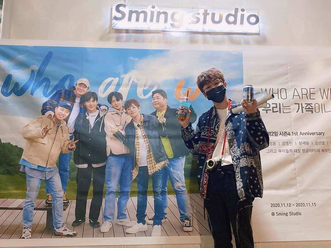 DINDINのインスタグラム：「1박2일 시즌 4 첫 촬영 1주년 기념으로 1박2일 팬분들이 꾸며주신 카페에 다녀왔습니다.  스케줄 때문에 오래 있지는 못했지만 준비 기간 동안 들어갔을 정성이 보여 정말 감동이었습니다.  1주년 기념이라서 그런지 우리 막내 라비 신곡 낙엽이 발매되었네요.  낙엽처럼 각자 다른 색을 띠고 있는 저희가 한데 잘 어울려 아름다운 풍경을 이루어서 보시는 분들에게 편안함과 행복을 드리도록 노력하겠습니다.  앞으로도 1박2일 많이 사랑해 주세요. 정말 감사합니다.  더 열심히 할게요! 우리가 누구? ☝🏻✌🏻  #1박2일 #시즌4 #방글이 #연정훈 #김종민 #문세윤 #김선호 #딘딘 #라비 #낙엽 #유니콘 #다사랑해 #감사합니다 #라비낙엽많이들어주세요 #마지막사진처럼 #사고치면다死어요 #라비환갑까지가자 @kbs_unicorn」