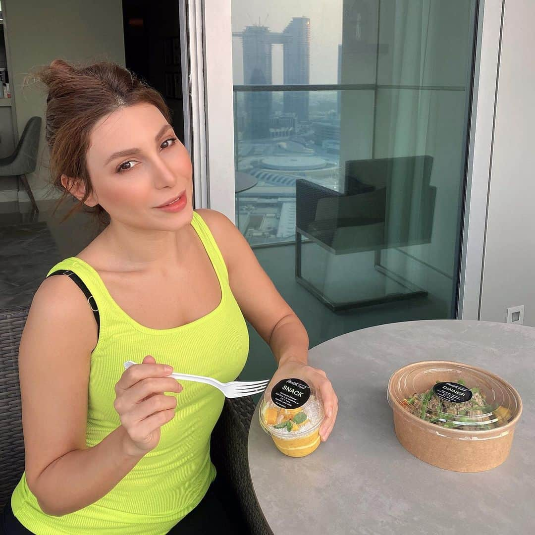 ヤーラさんのインスタグラム写真 - (ヤーラInstagram)「Sometimes on the road of life we come across unexpected surprises😍Today I got a delicious surprise from @healthroaduae 😍❤️🤗Today’s meal looked, smelled and tasted soooo delicious😭❤️😍Today’s surprise was my first, but definitely not my last meal from #healthroad 🙌🏽 thanks a lot😍❤️👯‍♀️  Stay tuned to see more😍 #healthylifestyle #love #healthyfood #food #healthyeating #healthy #healthyliving #uae #Yaralb_lovers #Yara  واليوم ابتديت نظام غذائي صحّي روووووووعة😍 مع health road شكراً كتيييييير👍🏻 رح إبقى خبّركم عن مفاجآتهم وأكلهم الرووووعه والله😭❤️🤗 #يارا #يارا_لوفرز #اكل #اكل_صحي #دبي #صحة」11月12日 19時17分 - yara