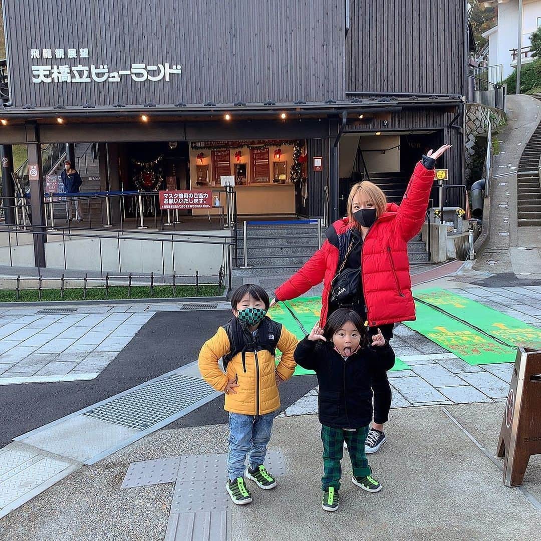 MII MAMAさんのインスタグラム写真 - (MII MAMAInstagram)「. . . 京都旅行in #天橋立 🐉💓 . 久しぶりの家族旅行🚘 めーーーっちゃ楽しい一泊二日でした🥰 . カニ🦀をこれでもか！ってくらい食べれて 幸せすぎた〜🤤♥️ . 質問多かったんですが、 今日行った所は #天橋立ビューランド  っていうところです🥰💓 . 子供ちゃんが遊べるアトラクションや、 公園とかもあって家族皆んなで楽しめたよ✨ . 近日YouTubeにもアップするので 待っててください🥰💓 . パパ〜素敵な旅行をありがとう☺️♥️ ------------------------------------------ 🔎White Style mi mama 良かったらチャンネル登録お願いします🙇🏽‍♀️ #YouTube#ユーチューバー#主婦ユーチューバー#MIIMAMA##チャンネル登録お願いします#2児ママ#年子ママ#ホワイトインテリア#モノトーンインテリア#シンプルな暮らし#収納#ホワイト収納#イチナナ#イチナナライバー#専属ライバー#主婦ライバー」11月12日 19時17分 - miimamachannel
