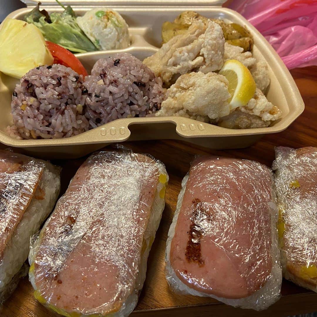 kougeishaのインスタグラム：「今日のあちゃぴと銀さんの晩ご飯はハワイヤン弁当♪」