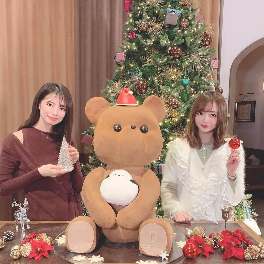 ゆうたむさんのインスタグラム写真 - (ゆうたむInstagram)「🐻🐻🐻 . . . @louange_tokyo  🎄Xmas collection 2020🎄 レセプションパーティー🎉 . . . . @an.an.0706  ちゃんと一緒に行ったよん❤︎ . . ケーキもかわいいけど、 ドーンとチョコレートでできた 🧸さんのお出迎えが去年にひきつづき大迫力😳！ . . . 楽しみなケーキの試食会もおいしかったです♡ . . . ふわふわニットのトップスは @andrabbit_official  のものだよー♡ . . . #louangetokyo  #ルワンジュ東京  #友達に何人か会えました  #クリスマスケーキ #ゆうたむのグルメメモ📝」11月12日 19時09分 - yuutamu_non