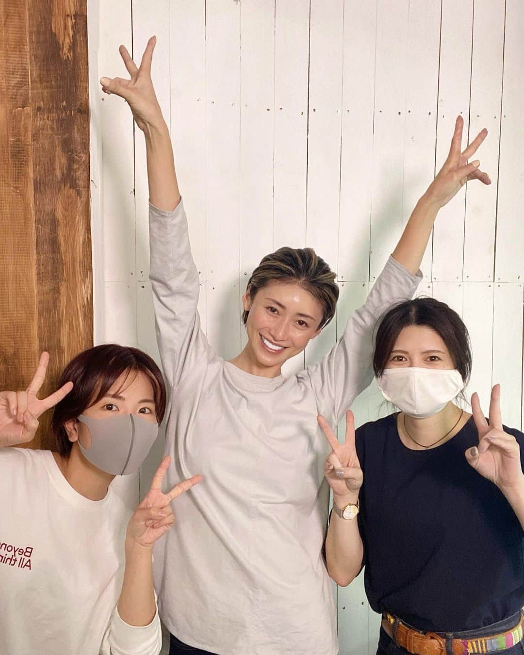 のインスタグラム：「作品作りに命をかけていらっしゃる方々。素敵でした✨また次回もお願い致します✨✨ 撮影後で、すでにメイクは落としていますが。 お疲れ様のいちまい😊」