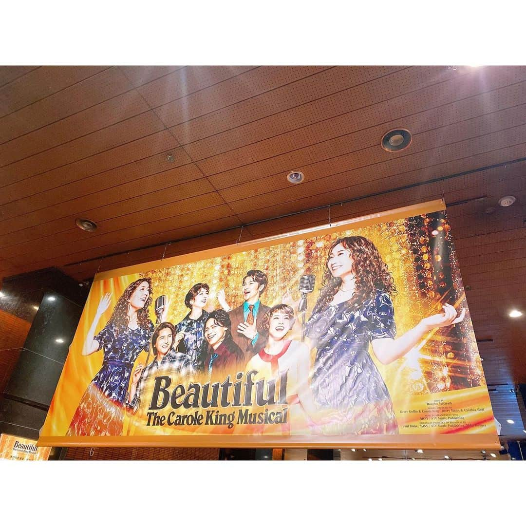 舘谷春香さんのインスタグラム写真 - (舘谷春香Instagram)「昨日、ミュージカル「Beautiful」を観てきました〜！ 久しぶりにミュージカル観たけど素敵だった〜！気持ち溢れすぎてずっとキャロルキング聴きながら帰りました🥺✨  物語も良かったし、舞台の転換とか、音楽の生演奏とか、何より曲が素敵だし、いろんなところ気になって観ていました🥺✨ 音楽に感情が溢れていた🥺✨  良い舞台だった〜！満たされました🥺✨  #beautiful #ビューティフル #ミュージカル #帝国劇場 #キャロルキング #caroleking #なべちゃんありがとう #誘ってもらった #泣いた」11月12日 19時12分 - tty0250hrk