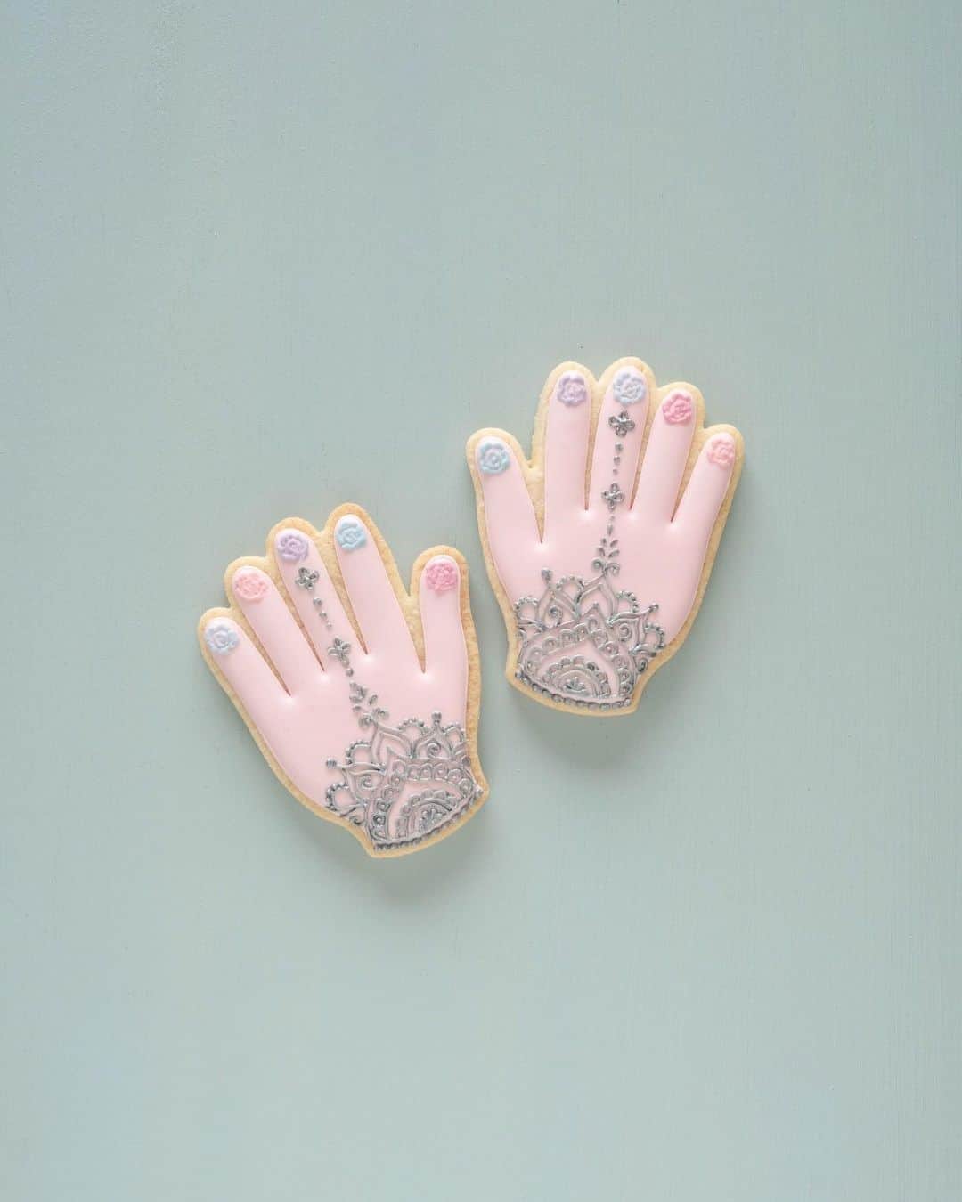 KUNIKAのインスタグラム：「Rose nails with mehendi designs🤲🍪🌸  #artofkunika」