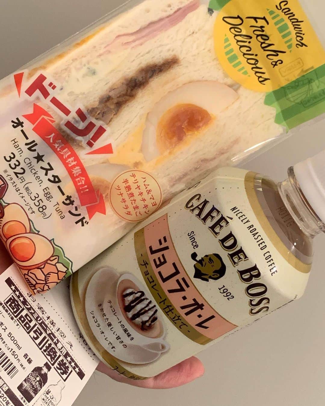 酒井雄二のインスタグラム：「第二回ボスパン オール⭐︎スターサンドでドーン！ #ファミリーマート #ボスパン #ボスパーン  #オールスターサンド #カフェドボス #ショコラオレ」