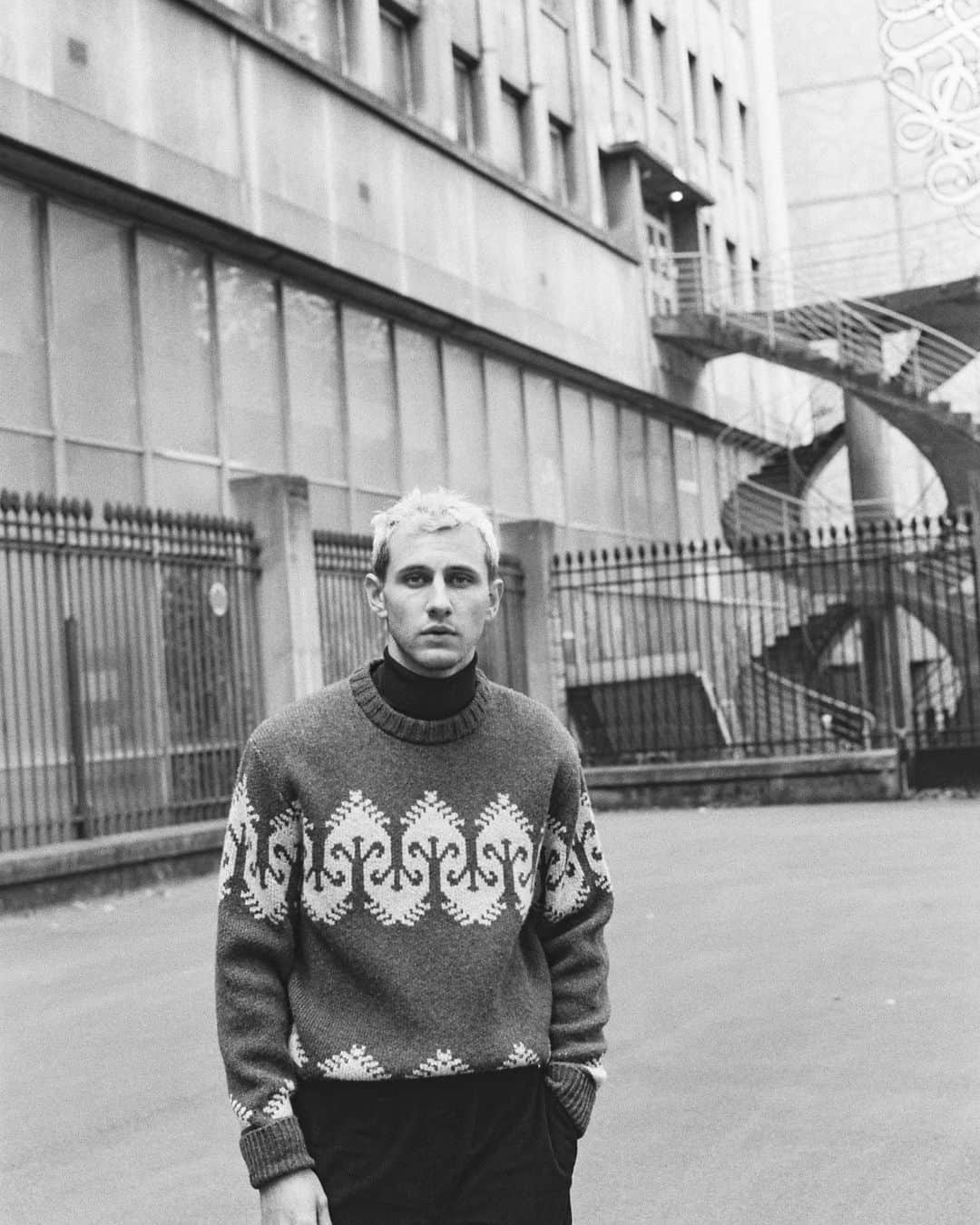 メリンダグロスのインスタグラム：「The sweater “Jean” was inspired by French actor Jean Marais in the film “l’Éternel Retour”. It made traditional ski knitwear fashionable in the late 40s. Its graphic aspect is arty and poetic in line with the spirit of this romantic winter collection.」