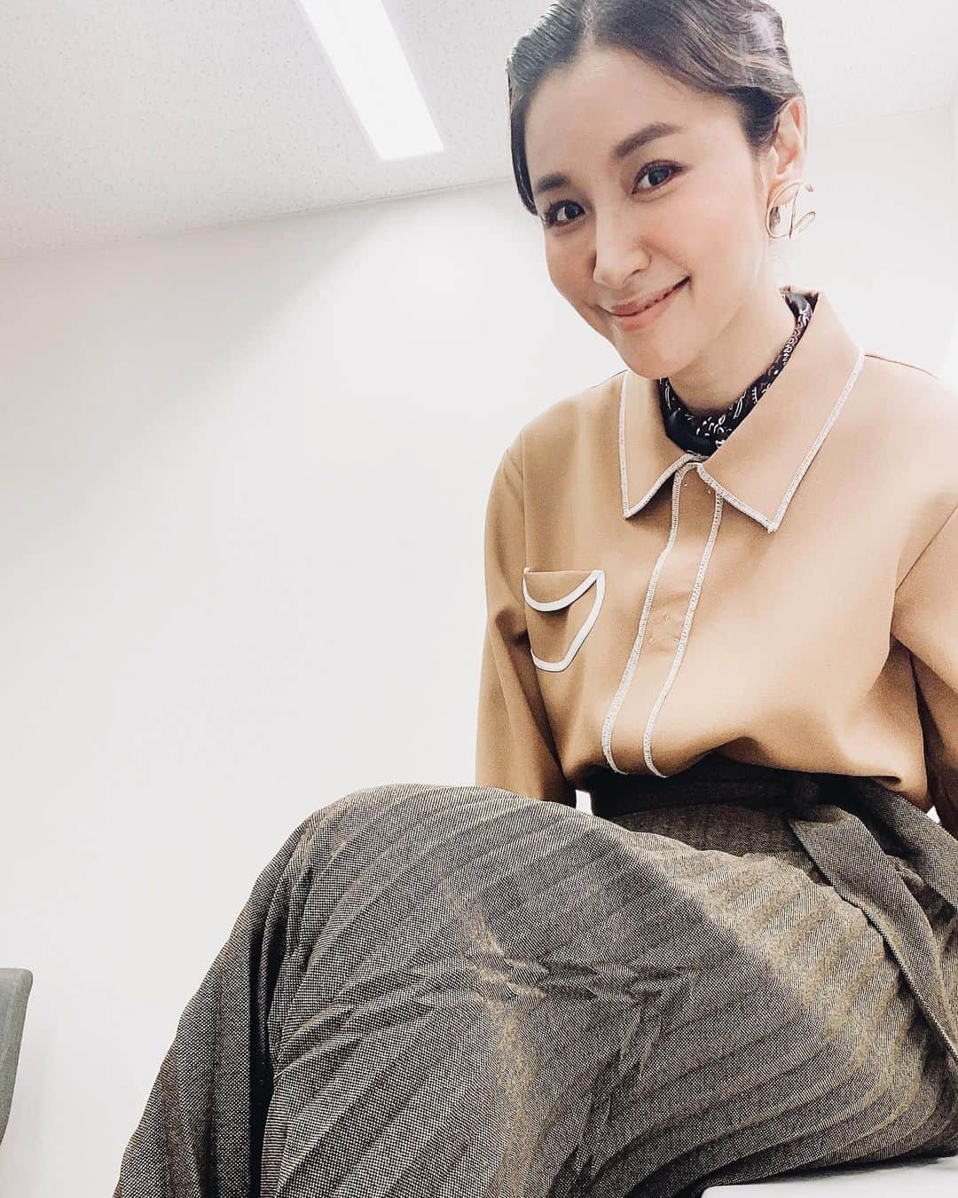 鈴木紗理奈さんのインスタグラム写真 - (鈴木紗理奈Instagram)「資生堂さんが新しく手がけるコンテンツ 【Shiseido BEAUTY EXPO】 ライブ配信での番組に 明日13日23時より 出演させてもらいます‼︎  資生堂さんのホームページから誰でも 番組を視聴できるから、 明日みんな見てな❣️  MCはチョコレートプラネットさんで 大人女子がホンネで語る「私らしいキレイのカタチ」をテーマにDreamのAmiちゃんとゲスト出演します。  メイク、コスメの事はもちろん シングルマザーで生きている事 離婚の事、女が1人で生きていく事 普段テレビではあまり話さないような事を話せたらいいなーと思ってるで。 とか言って本番はじまったらわからんけど。笑 是非みてくだせー😆  #shiseidobeautyexpo #紗理奈流styling」11月12日 19時24分 - munehirovoice