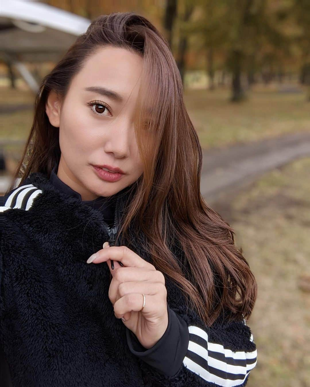 李 雨瀟さんのインスタグラム写真 - (李 雨瀟Instagram)「先月末、素敵なご縁を頂き、 岩手県にある【メイプルカントリークラブ】へ⛳️ 秋の紅葉シーズンとも重なりどこをみても秋を感じるラウンドに。 . ウェアは全身 @adidasgolf 。 今季の新作ボアのセットアップ🖤 3本線のこのデザインめちゃ好きなの🖤🤍🖤 東北なので寒かったけど ボアのおかげでぬくぬくラウンドでした🤍 . . #yuxiao_golf #golf #golfwear #⛳️  #golf #golfswing #golfstagram #golfstagram  #adidas #adidasshoes #adicross  #ゴルフ #ゴルフ女子 #ゴルフ好き #アディダス  #アスリートゴルフ #パター好き #ゴルフファッション  #岩手県 #メープルカントリー #視察旅　 #pixelで撮影 #googleのスマホ」11月12日 19時25分 - yuisho_ri