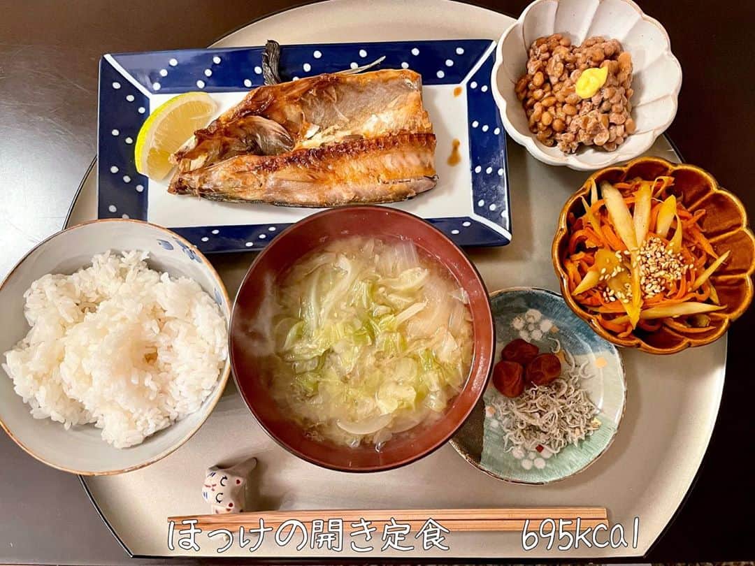 藤井美加子さんのインスタグラム写真 - (藤井美加子Instagram)「☆﻿ 今日のうちごはん🍚﻿ ﻿ ⚪︎ほっけの開き﻿ ⚪︎納豆﻿ ⚪︎ごぼうと人参のきんぴら﻿ ⚪︎小梅とじゃこ﻿ ⚪︎キャベツと玉ねぎのお味噌汁﻿ ﻿ ☝️大豆イソフラボンは女性ホルモンを活性化してお肌にとても良いです！﻿ ☝️納豆は朝より夜食べる！﻿ 血液サラサラにしてくれるナットウキナーゼは、夜寝ている間に活性化するからです！﻿ ﻿ ﻿ #うちごはん#美加子のレシピ#美肌食マイスター#アンチエイジングアドバイザー﻿#納豆は夜食べる#ナットウキナーゼは寝ている時に働く#幸せごはん#丁寧な暮らし#丁寧な食事は心が整う#健康ごはん」11月12日 19時17分 - mikako_miki