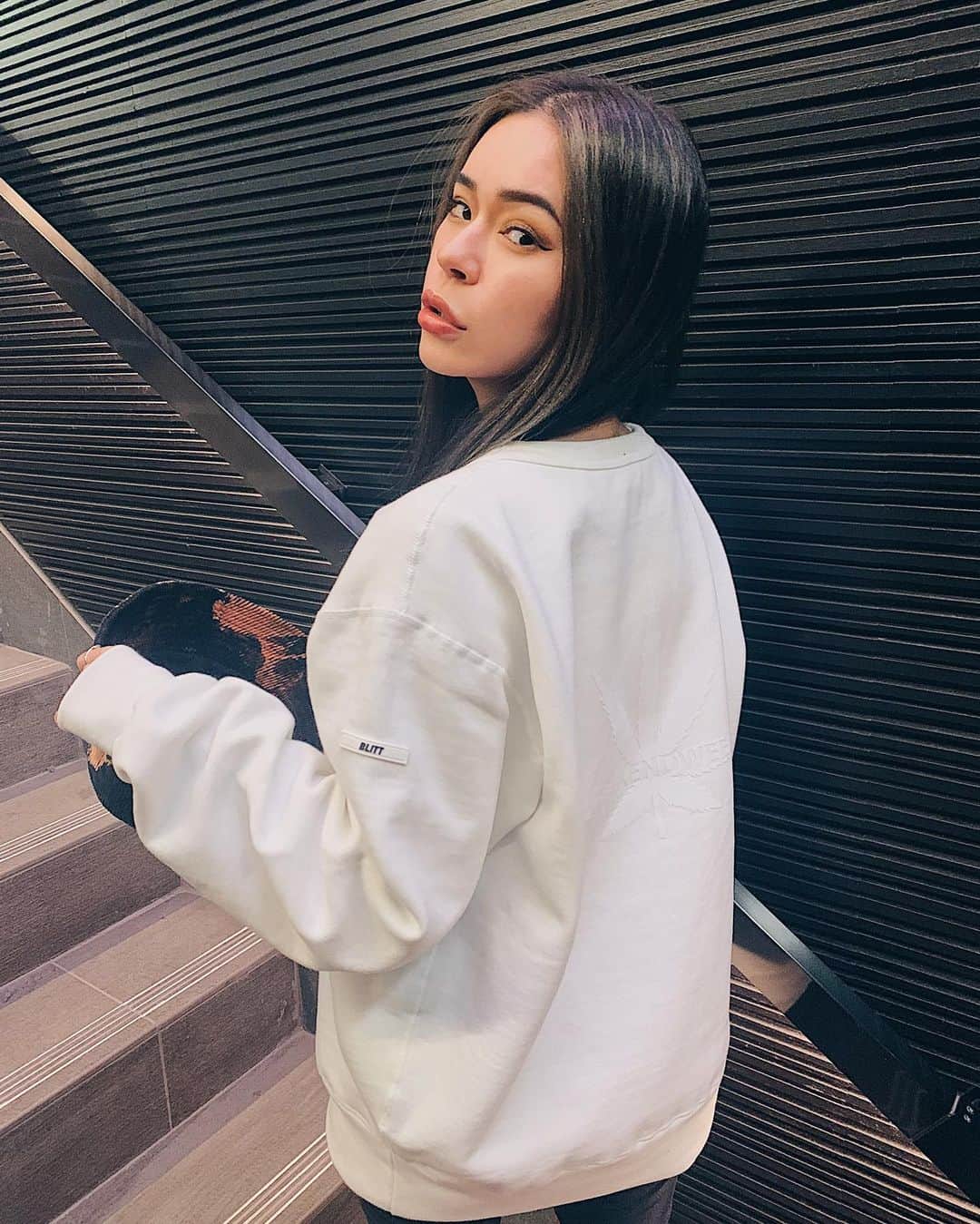藤川ありすのインスタグラム：「__ Today20:00から @blitt_official 新作発売! こちらの暖か裏起毛トレーナーが発売します。日本製で厚みもあって、肌触りも最高、冬乗り越えれます。 そしてバックプリントはあのプリントが！笑 でも、あえての同系色でシンプルに仕上げてます💁🏻‍♀️ フロントにはプリントなしのシンプルデザインで、腕にはブランドロゴのラバータグを付けちゃったよ♡ 可愛すぎるのでぜひGETしてね。  #BLITT」