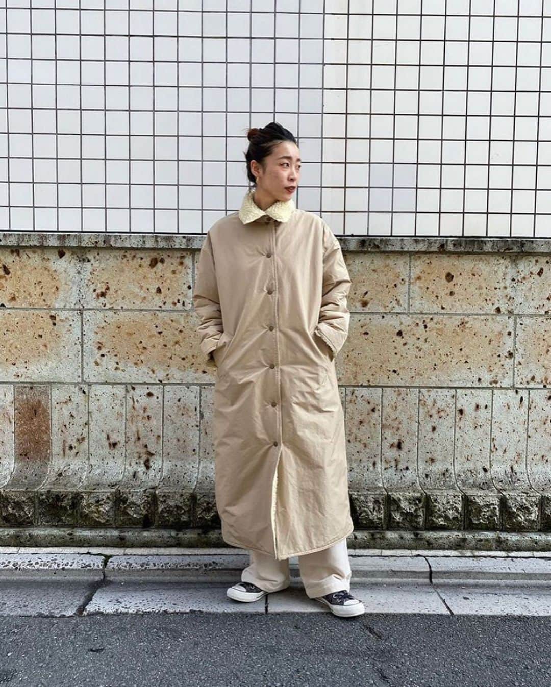 のインスタグラム：「#Repost @johnbull_kyoto with @make_repost ・・・ 〜 COOL BOA COAT 〜﻿ ﻿ ﻿ 今回は可愛らしく見えがちなボアコートが﻿ クールな印象に見えるボアコートをご紹介します✨﻿ ﻿ 高密度のポリエステル100％の形状記憶素材を使っているので﻿ とろみ感が出すぎず、クールでドライ感な着こなしに😊﻿ ﻿ スッキリとしたコクーンシルエットもオススメポイント☝️﻿ ﻿ ﻿ 《リバーシブルボアコート》﻿ lot:AH112 ¥52,000(+tax) ﻿ ﻿ ﻿ ✈️【GO TO TRAVEL 地域共通クーポン】﻿ 紙・電子クーポン共に利用可能店舗です❗️﻿ ﻿ ﻿ 商品のお問い合わせはDM📩にて﻿ お気軽にお問い合わせ下さい！！﻿ 全商品通販可能となっております✨﻿ ﻿ ﻿」