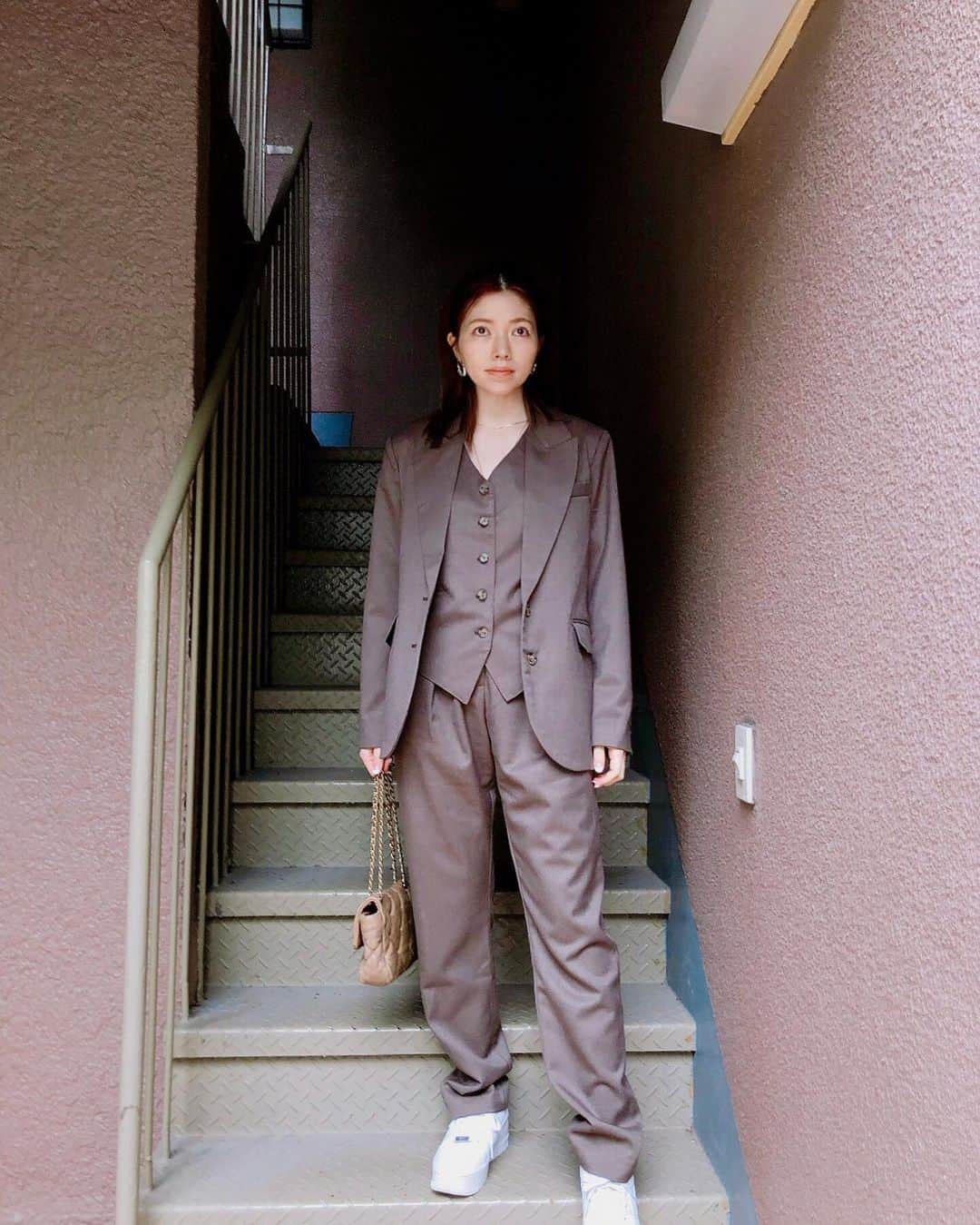 山脇道子のインスタグラム：「即完し、再販希望のお声を頂いていた こちらのハイウエストパンツ•ブラウンと ブラックの追加生産が可能になり 12月中旬のお届けで予約販売を 開始しました✨🙇‍♀️💓✨ @seesbeesknees_」
