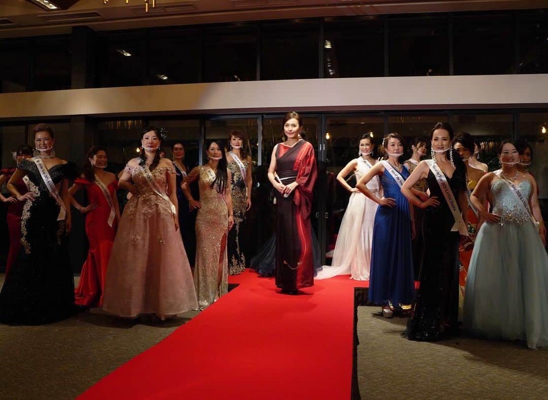 のインスタグラム：「* * 昨日は美の祭典 Mrs.of the Year （ミセスオブザイヤー）@mrs_of_the_year  の イベントが大阪で開催されました❗️  Mrs.of the Yearは、 “美を競う”だけでなく、「かっこいい女性の時代を創り上げる」を理念に開催されています✨  女性がさらに活躍できる時代を実現するために、  このようなイベントが全国で展開されていくのはとても素晴らしいと思います✨  #ミセスオブザイヤー  #ミセスオブザイヤー2020」