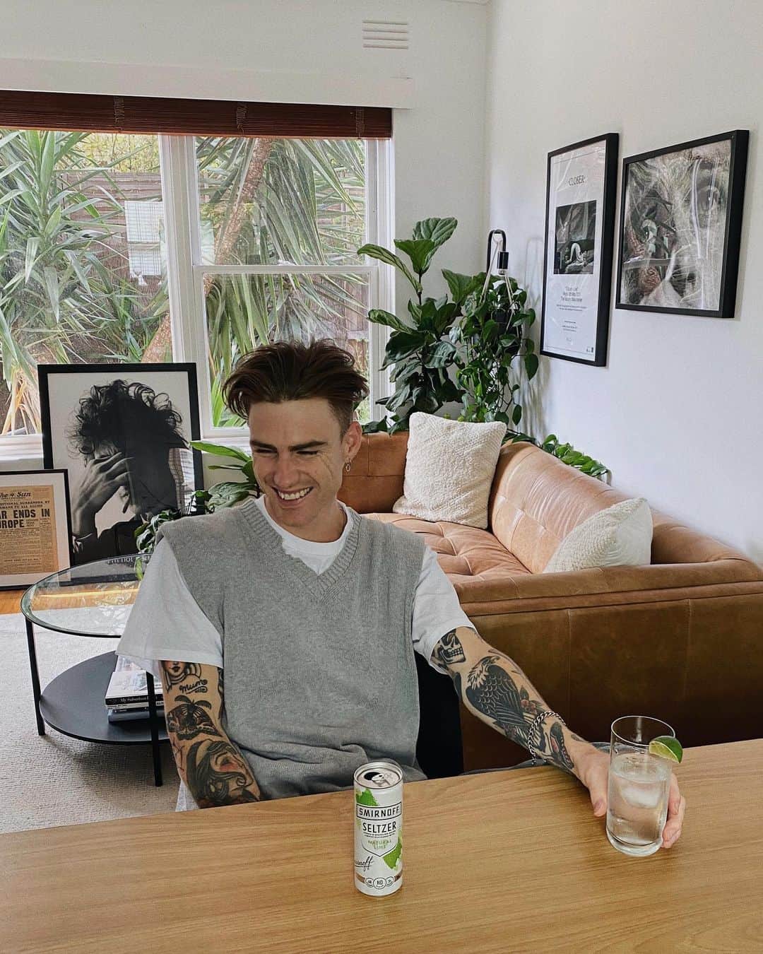 THOMAS DAVENPORTのインスタグラム：「#ad When choosing a drink for a summer afternoon, it's important to me that it's something light. The new Smirnoff Seltzer is the perfect option as it has no sugar, 68 calories, and is refreshing in taste. // @smirnoffaustralia #smirnoffseltzer #drinkresponsibly」