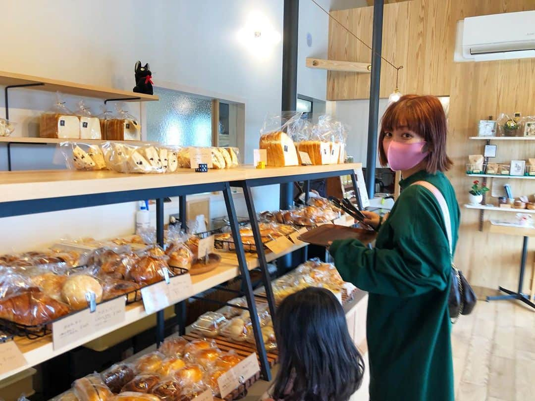 近藤夏子さんのインスタグラム写真 - (近藤夏子Instagram)「我が地元のおいしいパン屋さん🍞✨ パン屋さんて、行くと必ず買いすぎるのは私だけ？🥐🍞🥖🥖🥯🥪笑 新しくできたお店はとてもオシャレで、パンもとーってもおいしかったです❤️ また地元帰ったら行きたいお店🤤✨ @bakerydolcevita2011  #島根県 #大田市 #観光大使 #遣島使 #パン屋さん #おいしいパン屋さん #近藤夏子の島根っここ行きんさい #なにこのハッシュタグ #知らん知らん」11月12日 19時35分 - kondonatsuko