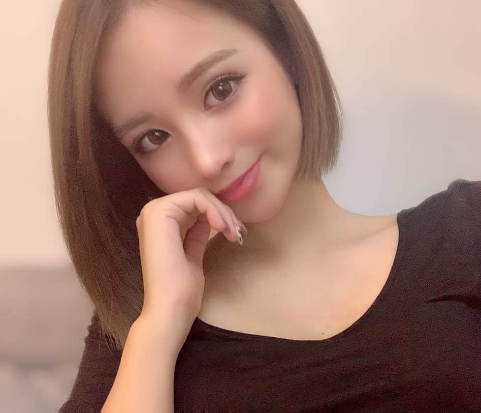 姫奈のインスタグラム：「. . めちゃくちゃ ヒートテックでごめんなさい🥳笑 . 髪の毛ちょーーーバッサリ✂️♡ こんなに短いのは人生初です🥺 かなり印象変わったと思う...🥺 似合ってないとか前の方が好きとか そうゆうコメント受け付けてません📝🙅‍♀️笑 . @rosa_jun.a313 くんいつもありがとう🙆‍♀️✨ 次は金髪したいな🥳笑 . . #newhair #haircut #イメチェン #ショート」