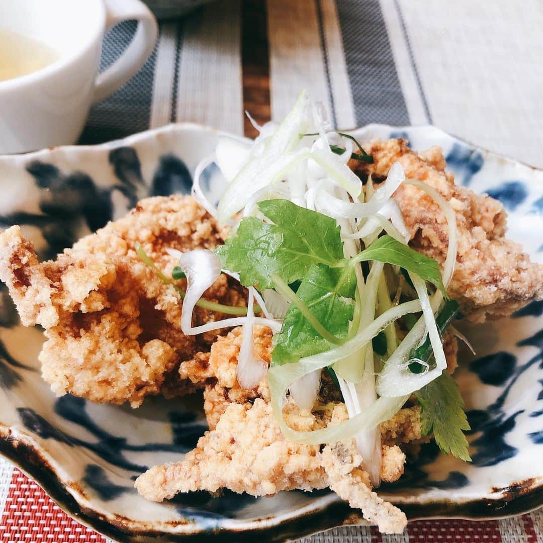 ぽこのインスタグラム：「今日のお昼は撮影地の近くでふと入ったハンバーグ屋さん🍴 唐揚げもオススメとの事で別で頼んでしまった😋 もちろんご飯おかわり🍚❤️」