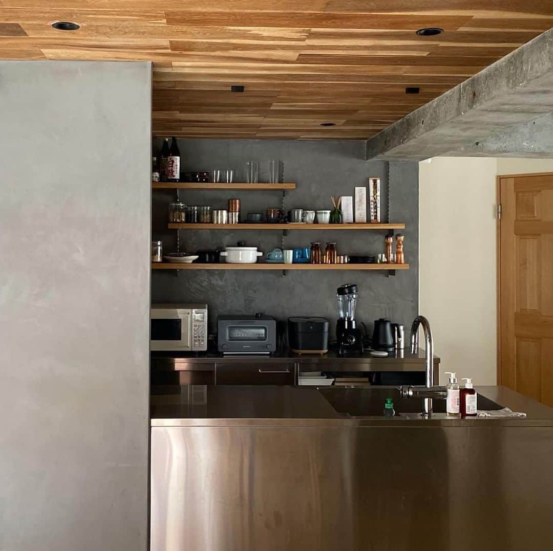 toolbox(ツールボックス)さんのインスタグラム写真 - (toolbox(ツールボックス)Instagram)「壁や天井に床。様々な仕上げ、素材が混じり合い、バランスよくまとまっているお部屋をご紹介。  個人的に特に気になったのは、キッチン空間をなんとなくゾーニングするかのように貼られた天井の木。  リビングダイニングとの間に間仕切りを設置することなく、オープンなのに緩やかに区切られているようです。  料理するときとソファでダラっとするとき、それぞれの居心地を変えられそうです。  #toolbox #r_toolbox #家づくり #インテリア #interior #ツールボックス #リノベーション #renovation #キッチン #kitchen #リビング #living #ダイニング #dining #棚 #収納 #キッチン収納 #リノベ #マンション #マンションリノベ #施主支給 #棒棚受け #ウォールディスプレイパーツ #スライスウッド  写真提供： @kenjiro1980」11月12日 19時36分 - r_toolbox
