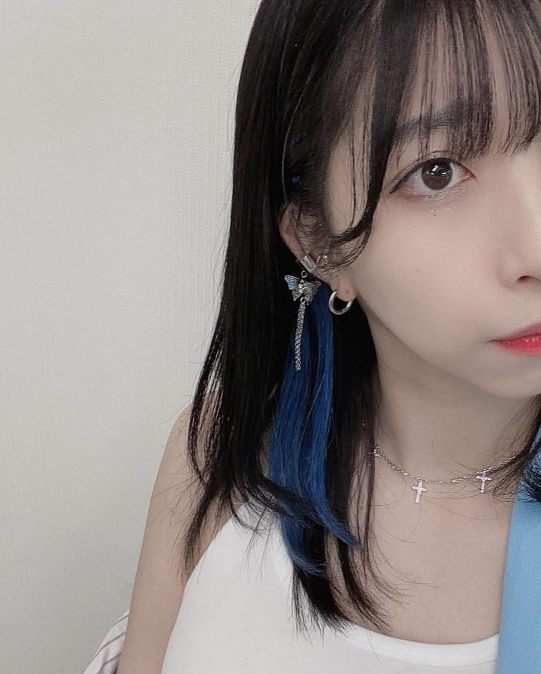 佐藤梨菜さんのインスタグラム写真 - (佐藤梨菜Instagram)「ワンマンのために #イヤリングカラー #blue #gray の #エクステ で#デザイン してもらいました💙韓国人気の美容室でやってもらったので会話がずっと ✂️誰ペンですか？ 👩🏻〇〇です！ ✂️あー、あれ見ました！あれ見て〇〇いいなって思って（旅番組） 👩🏻え！分かる！！！！美容室さんは誰ペンですか？ の弾丸トークであっという間にやってくれて楽しくて感謝でした😇またお願いしたいなあ。  #idol #いいね #コメント大歓迎 #아이돌 #머리스타그램 #좋아요 #좋아요환영 #팔로우미」11月12日 19時37分 - _ri7_s2