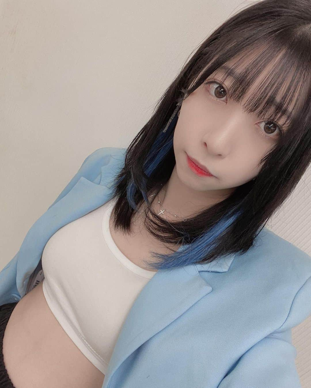 佐藤梨菜さんのインスタグラム写真 - (佐藤梨菜Instagram)「ワンマンのために #イヤリングカラー #blue #gray の #エクステ で#デザイン してもらいました💙韓国人気の美容室でやってもらったので会話がずっと ✂️誰ペンですか？ 👩🏻〇〇です！ ✂️あー、あれ見ました！あれ見て〇〇いいなって思って（旅番組） 👩🏻え！分かる！！！！美容室さんは誰ペンですか？ の弾丸トークであっという間にやってくれて楽しくて感謝でした😇またお願いしたいなあ。  #idol #いいね #コメント大歓迎 #아이돌 #머리스타그램 #좋아요 #좋아요환영 #팔로우미」11月12日 19時37分 - _ri7_s2