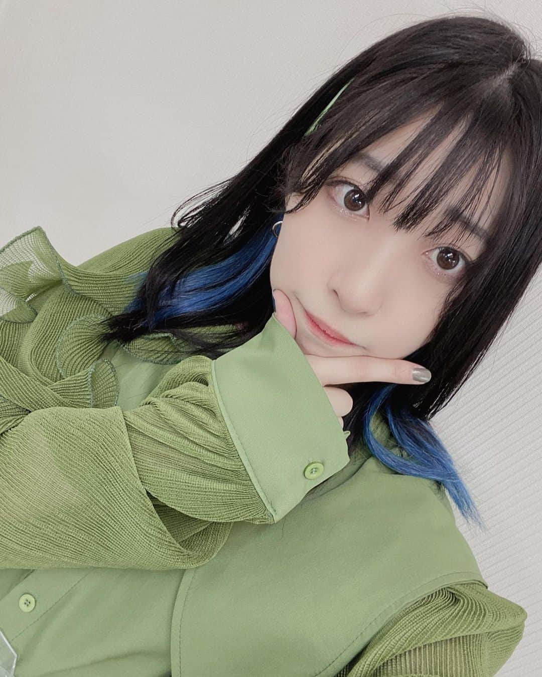 佐藤梨菜さんのインスタグラム写真 - (佐藤梨菜Instagram)「ワンマンのために #イヤリングカラー #blue #gray の #エクステ で#デザイン してもらいました💙韓国人気の美容室でやってもらったので会話がずっと ✂️誰ペンですか？ 👩🏻〇〇です！ ✂️あー、あれ見ました！あれ見て〇〇いいなって思って（旅番組） 👩🏻え！分かる！！！！美容室さんは誰ペンですか？ の弾丸トークであっという間にやってくれて楽しくて感謝でした😇またお願いしたいなあ。  #idol #いいね #コメント大歓迎 #아이돌 #머리스타그램 #좋아요 #좋아요환영 #팔로우미」11月12日 19時37分 - _ri7_s2