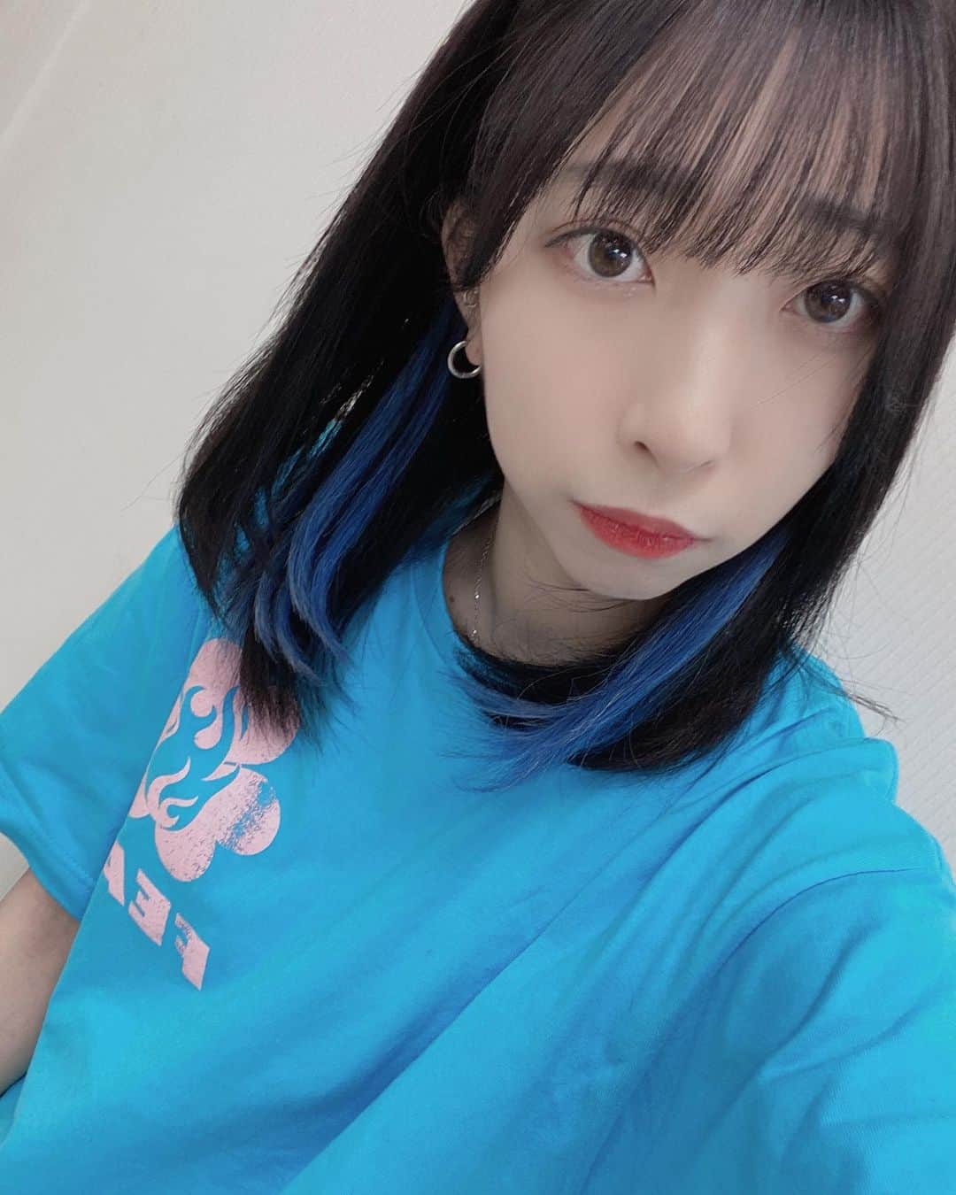 佐藤梨菜のインスタグラム：「ワンマンのために #イヤリングカラー #blue #gray の #エクステ で#デザイン してもらいました💙韓国人気の美容室でやってもらったので会話がずっと ✂️誰ペンですか？ 👩🏻〇〇です！ ✂️あー、あれ見ました！あれ見て〇〇いいなって思って（旅番組） 👩🏻え！分かる！！！！美容室さんは誰ペンですか？ の弾丸トークであっという間にやってくれて楽しくて感謝でした😇またお願いしたいなあ。  #idol #いいね #コメント大歓迎 #아이돌 #머리스타그램 #좋아요 #좋아요환영 #팔로우미」