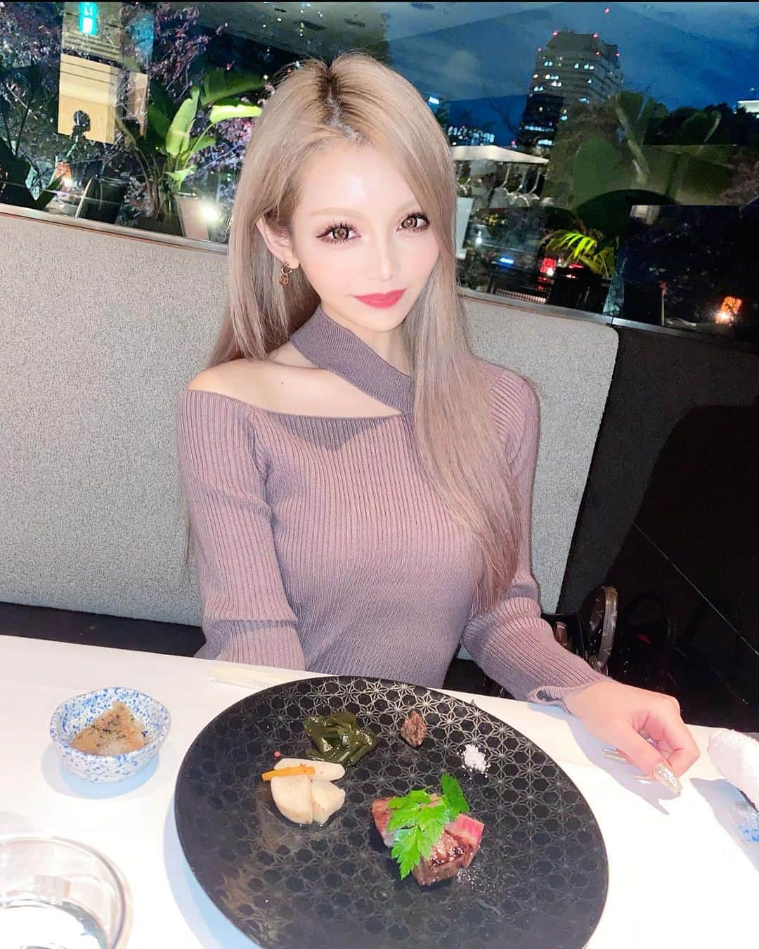 エリカのインスタグラム：「アフターヌーンティー辞めて、景色や店内がきれいな美味しいご飯屋さん攻めてる🍚 #halyamashita #バーレスク東京 #六本木 #渋谷 #新宿 #歌舞伎町 #ギャル #ベビギャル #キャバ嬢 #ダンサー #水着 #水着ギャル #ビキニ #burlesque #dancer ﻿」