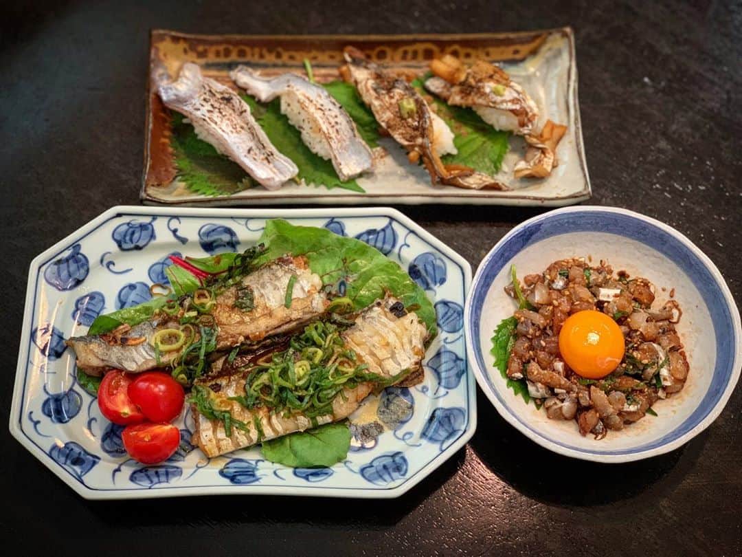 のインスタグラム：「タチウオは色んな料理に出来て、沢山釣っても飽きがこんよ😆 ▶︎ 炙り&煮穴子風寿司 ▶︎タチウオの揚げ焼き〜ネギ塩レモンダレ〜 ▶︎簡単ユッケ  #sushi #cook #cooking #seafood #japanesefood #寿司 #タチウオ #ユッケ #手料理 #料理 #和食 #魚料理 #料亭みぴこ」