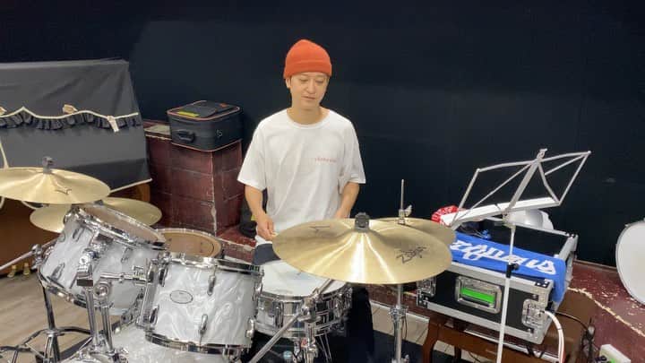 小野武正のインスタグラム：「YG氏さんにドラムレッスンを受けたこの曲はKEYTALKの何の曲でしょう!! はあ、、、難しいぜ、、、師匠こんな細かいドラムを平然と笑顔でやりながらおち○○んタワーなんてふざけたギャグやりやがってリスペクトだわ。。。 YG師匠のドラム動画はTwitterのわしつなぎをご覧あれ!!  #わしつなぎ #keytalk #2週目 #ドラム叩いてる時の口変だね」