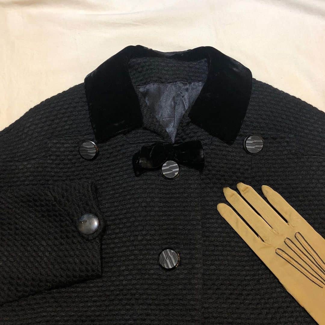 NUTTY Vintage&Collectibleのインスタグラム：「🎄SPECIAL NEW ARRIVAL🎄  ☑︎vtg 50's black knit design velvet collar coat  なんとも愛らしい、ニットコートが入荷いたしました。 丸みのあるシルエットはレディな装いにぴったりです。 襟と首元のリボンはベルベットが使用されており、上品な雰囲気。  ニットならではの着心地の良さ。 なめらかな裏地もきっとお気に入りポイントになるはず。  💌DMよりお問い合わせ/通販承っております💌  ------------------------------------ 🛍NUTTY通販について🛍 ------------------------------------- ＜ONLINE STORE＞ VINTAGE▶︎http://nutty.theshop.jp/ USED SELECT▶︎https://nuttyselect.official.ec/ （プロフィールページURLよりjump🕊） ㅤㅤㅤㅤㅤㅤㅤㅤㅤㅤㅤㅤㅤ ＜VIDEO CHAT SHOPPING＞ テレビ電話をお繋ぎして、リアルタイムでご案内いたします。詳細は過去の投稿をご覧ください。」