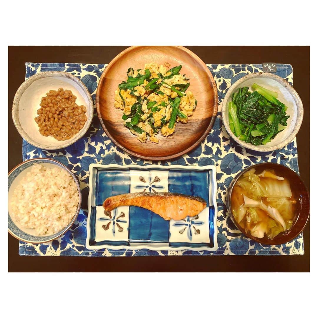千葉アリサのインスタグラム：「簡単かつバランス重視の晩御飯😋　  でも　今日はとっておきの〜 手前味噌　解禁っ🎊 ご馳走を食すワクワク。  今年のはじめに　@hba_npo で味噌仕込みをして　 寝かせていたところを、寒くなってきたので　　 今だ✨と起こしたよ。  一緒に仕込んだみなさんのニコニコ常在菌をわけてもらって、私の常在菌と合わさった微生物のおりなすアートのお味噌。深みがあってほっと染み入る美味しさ☺︎（来年はワイワイ仕込むのは難しそうなのでより有り難く🙏）  煮干しで出汁をとりカルシウム補給🐟 最近は　白菜と舞茸のお味噌汁がお気に入り。  日本の食文化の知恵、菌活腸活温活で免疫力アップ！ この冬も、お味噌汁で元気に乗り越えたいですね♪   あったかい夜をお過ごしください♨️  #手前味噌　#お味噌汁　#菌活　#腸活　#免疫力アップ」