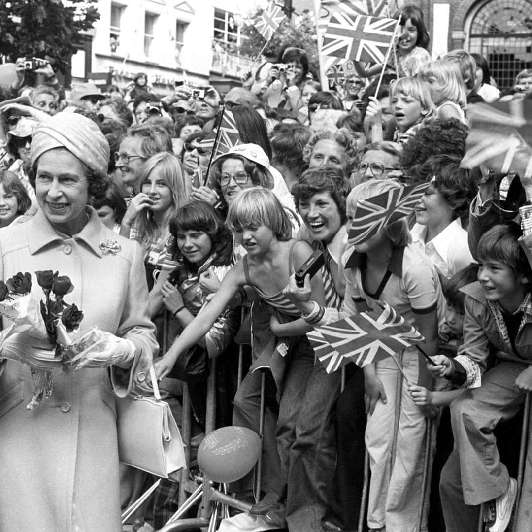 ロイヤル・ファミリーさんのインスタグラム写真 - (ロイヤル・ファミリーInstagram)「A four-day Bank Holiday weekend to mark The Queen’s Platinum (70th) Jubilee has been announced for June 2022. Follow our link in bio for more details.   Further plans to mark the occasion will be announced in due course.」11月12日 19時41分 - theroyalfamily