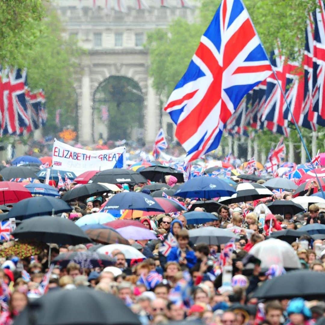 ロイヤル・ファミリーさんのインスタグラム写真 - (ロイヤル・ファミリーInstagram)「A four-day Bank Holiday weekend to mark The Queen’s Platinum (70th) Jubilee has been announced for June 2022. Follow our link in bio for more details.   Further plans to mark the occasion will be announced in due course.」11月12日 19時41分 - theroyalfamily