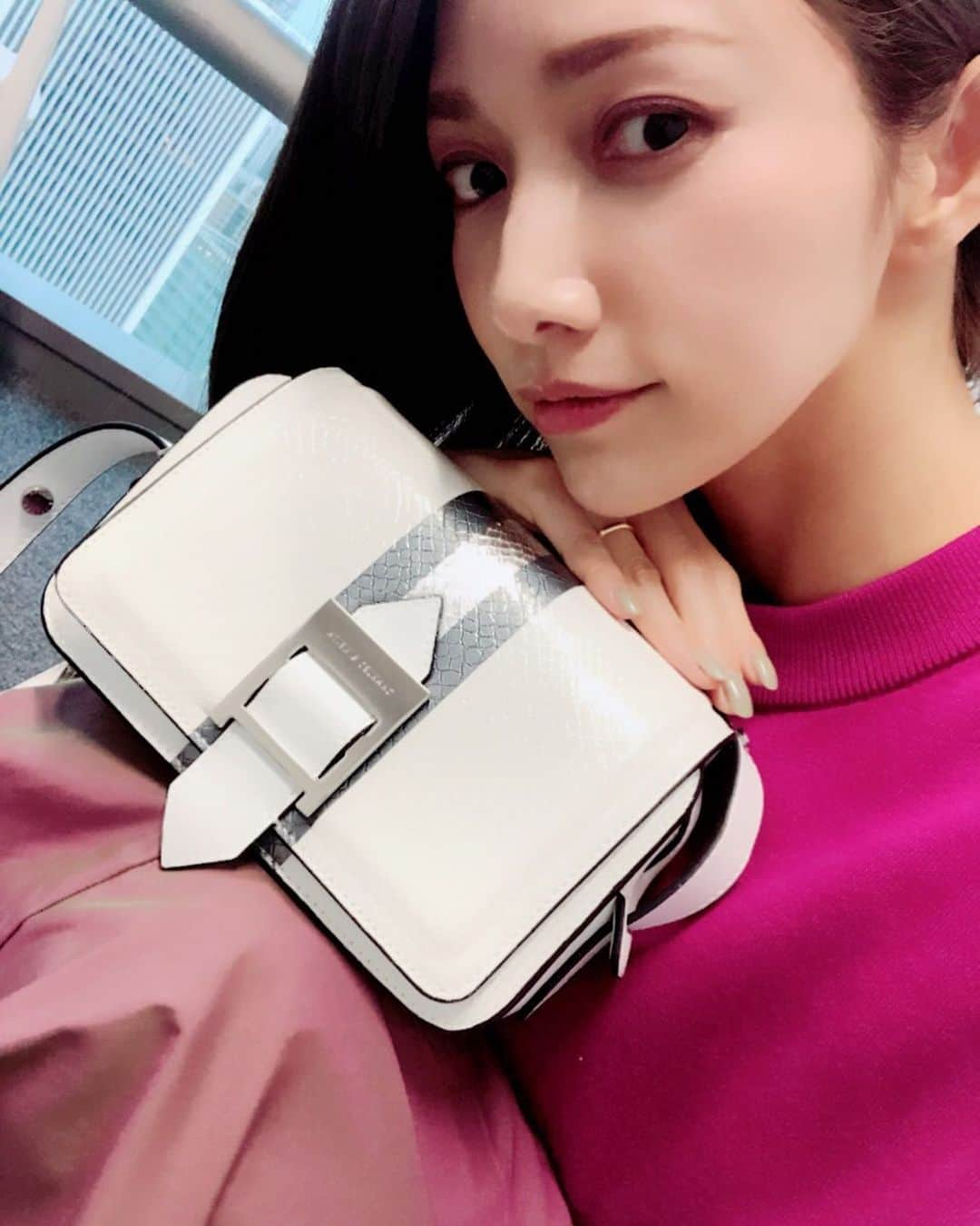 後藤真希さんのインスタグラム写真 - (後藤真希Instagram)「チャールズアンドキースのbag♡ 可愛い！安い！存在感良し！ 今日は全身ピンクな1日でした！  #charlesandkeith  #ピンク×ピンクコーデ #朝最強に寒かった #今日も１日お疲れ様 #昨日はれーなの誕生日でしたね #可愛い後輩」11月12日 19時41分 - goto_maki923