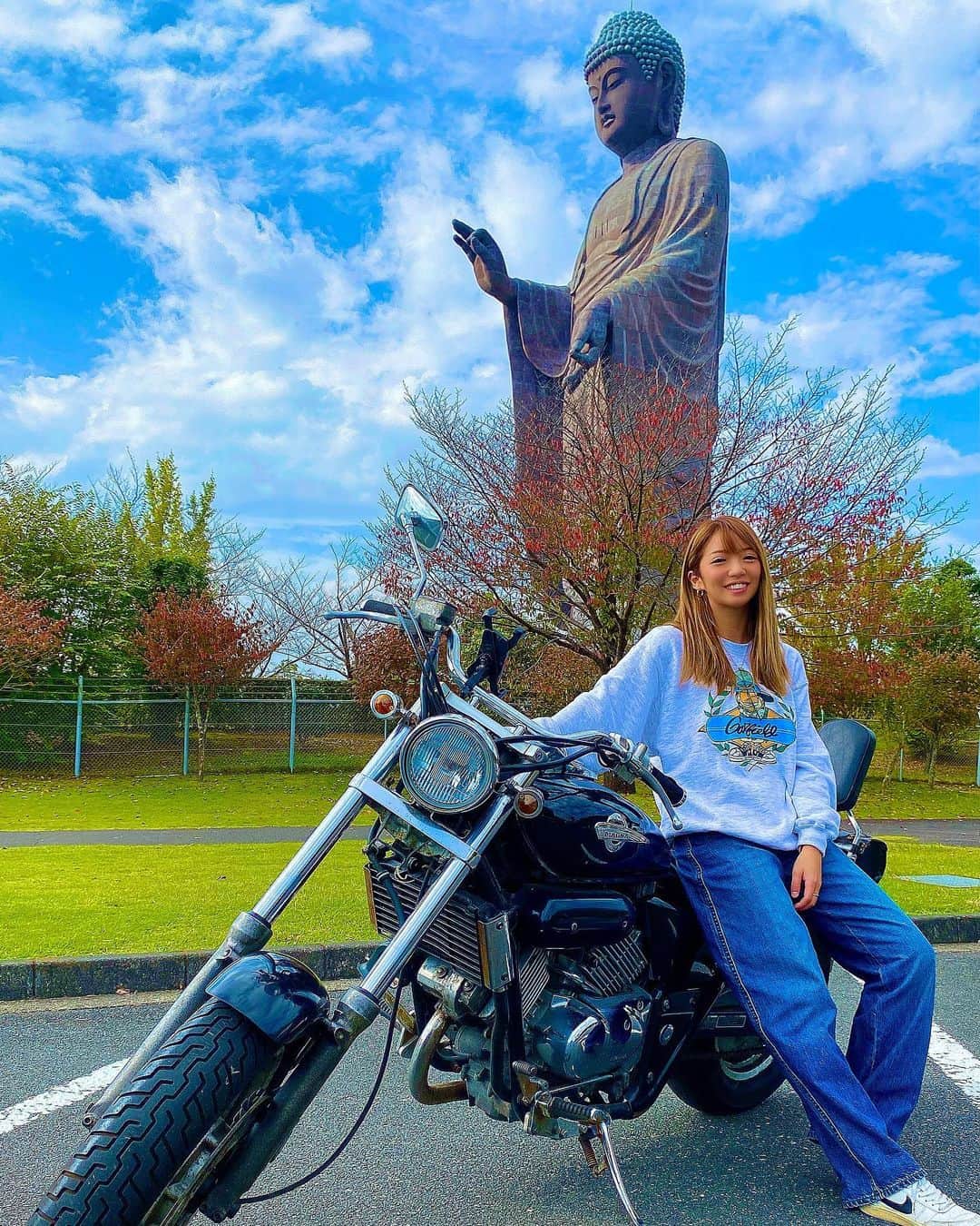 のインスタグラム：「🏍🏍🏍🏍🏍 ． ツーリングで牛久大仏まで行ってきたよ😆🔥 下妻物語見てたから牛久大仏知ってたわ😂👍 ． てかわーや秋晴れ!!最高😆❤️❤️❤️ 少し寒いけどお日様当たれば暖かいし 走ってて気持ちよかった😁💓💓💓 道がそこまで混んでなかったから スイスイ行けたしよかった🏍👌🔥 ． 大仏の中に入れたんだけど黄金の 大仏がたくさんいてすごかった🤣👍 意外と敷地内も広かったの😲🌷 ． リンゴソフトが美味しかった🍎🍦😋 牛久大仏から5分くらいの所にある あみアウトレットも行ってきたよ😁🤞 ． いやー、バイクっていいね🥺❤️ 今回も良いツーリングでした😁💕 ． ． #ibaraki #touring #bike #daibutsu #awsome #americanbike #magna250 #vtwinmagna  #bikephoto #bikegirl #girlsbiker #bikelife #drive #mood  #japan  #instagood #autumn #牛久大仏 #マグナ250 #バイク #バイク女子 #アメリカンバイク  #バイクのある風景 #バイクのある生活 #茨城 #ツーリング #紅葉 #イケイケのイケ #すきすきのすき❤️ #2020インスタがんばる」